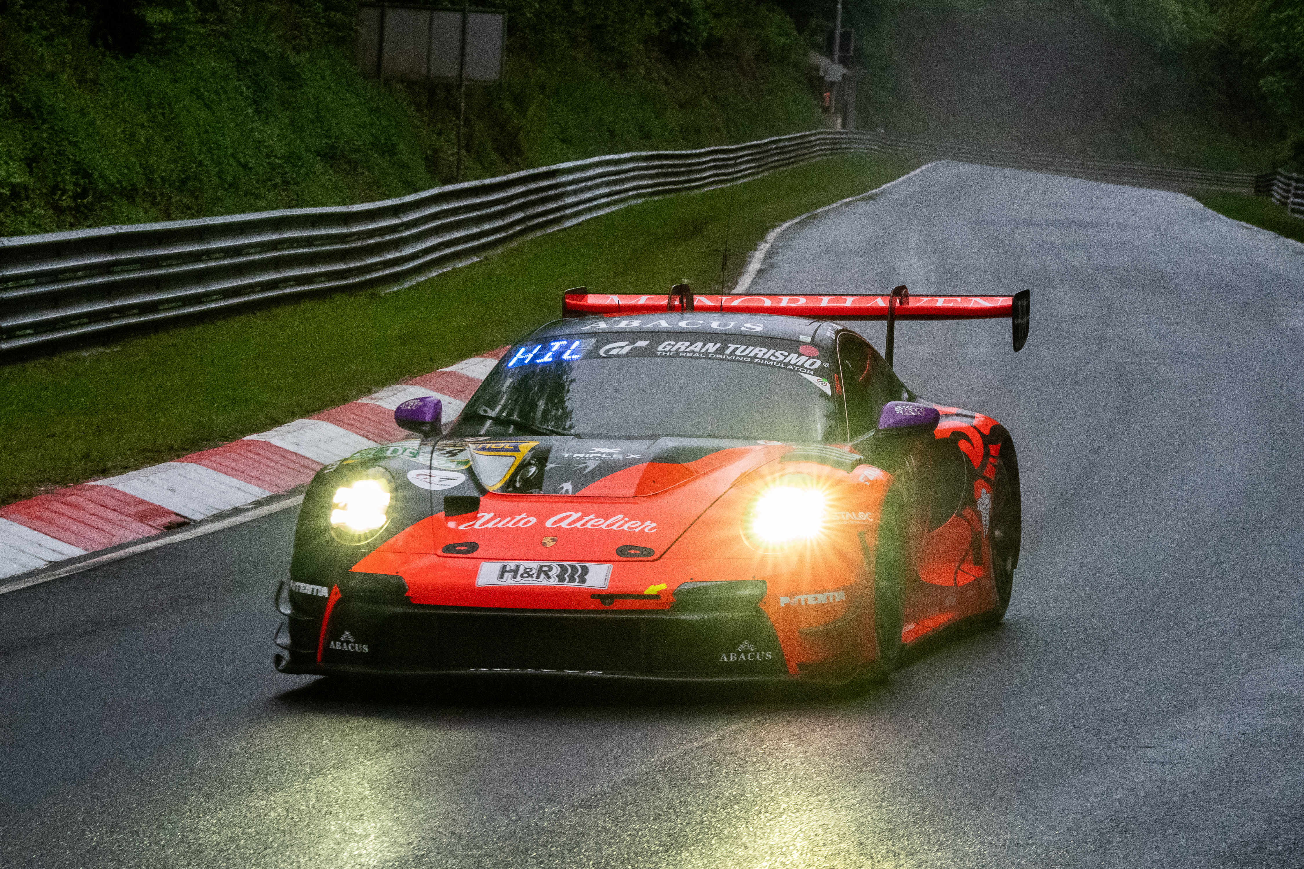 natural elements by Walkenhorst Motorsport (#34) SP 9 PRO mit den Fahrern Christian Krognes (NOR), Mattia Drudi San (ITA), Nicki Thiim (GER), Felipe Fernadez Laser (GER). Ein Porsche 911 GT3 R mit beleuchteter Startnummer (#34) fährt auf einer nassen Rennstrecke mit regennasser Fahrbahn im dichten Grünen. Nürburgring, 14.05.2026. Nürburgring, 14.05.2026