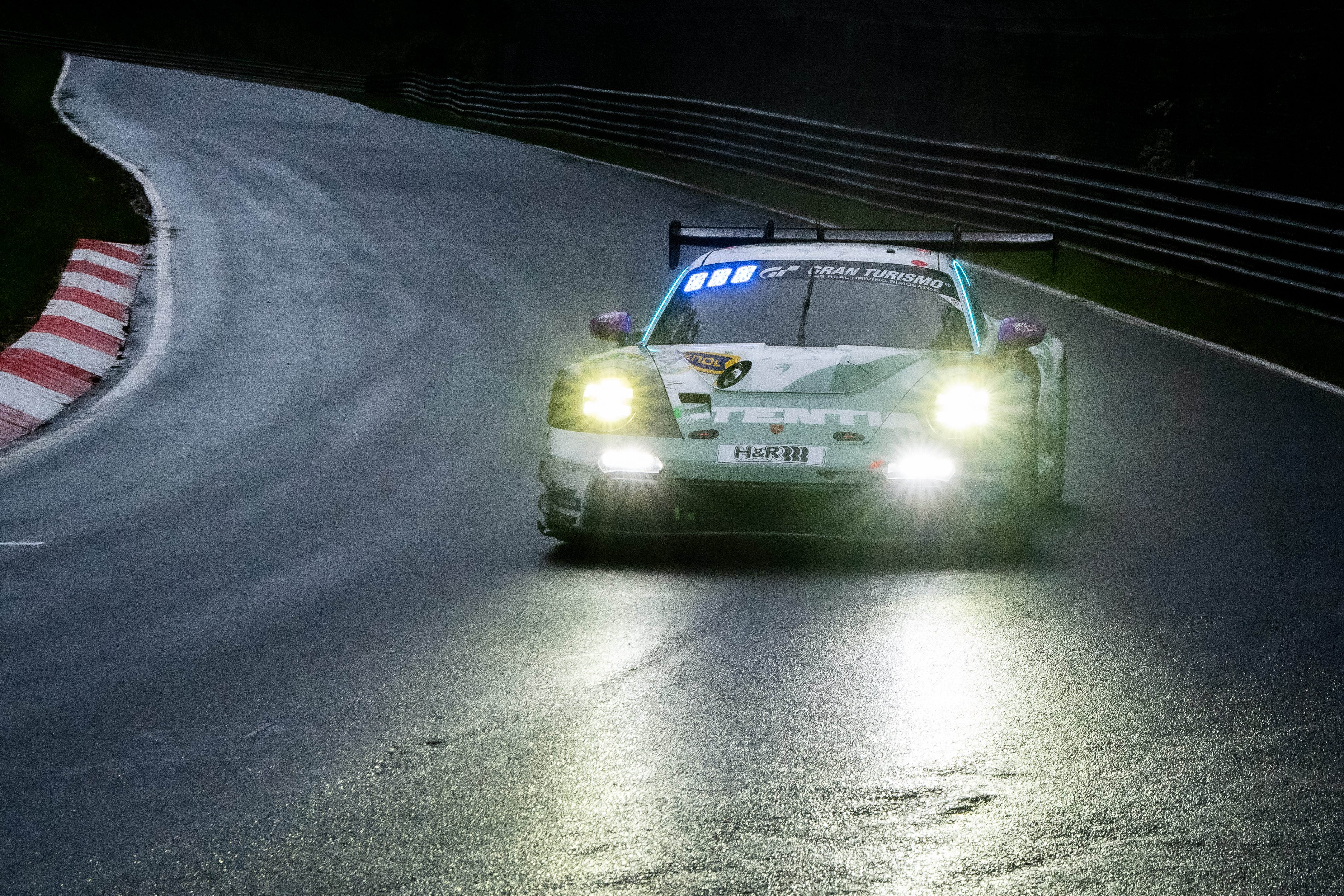 Manthey SP 9 PRO (IGTC) (#911) mit den Fahrern Kevin Estre chst (FRA), Ayhancan Güven (TUR), Thomas Preining (AUT). Ein Porsche GT3 Rennwagen mit eingeschalteten Scheinwerfern fährt auf nasser Strecke beim ADAC RAVENOL 24h Nürburgring GE Qualifying 2. Nürburgring, 14.05.2026. Nürburgring, 14.05.2026