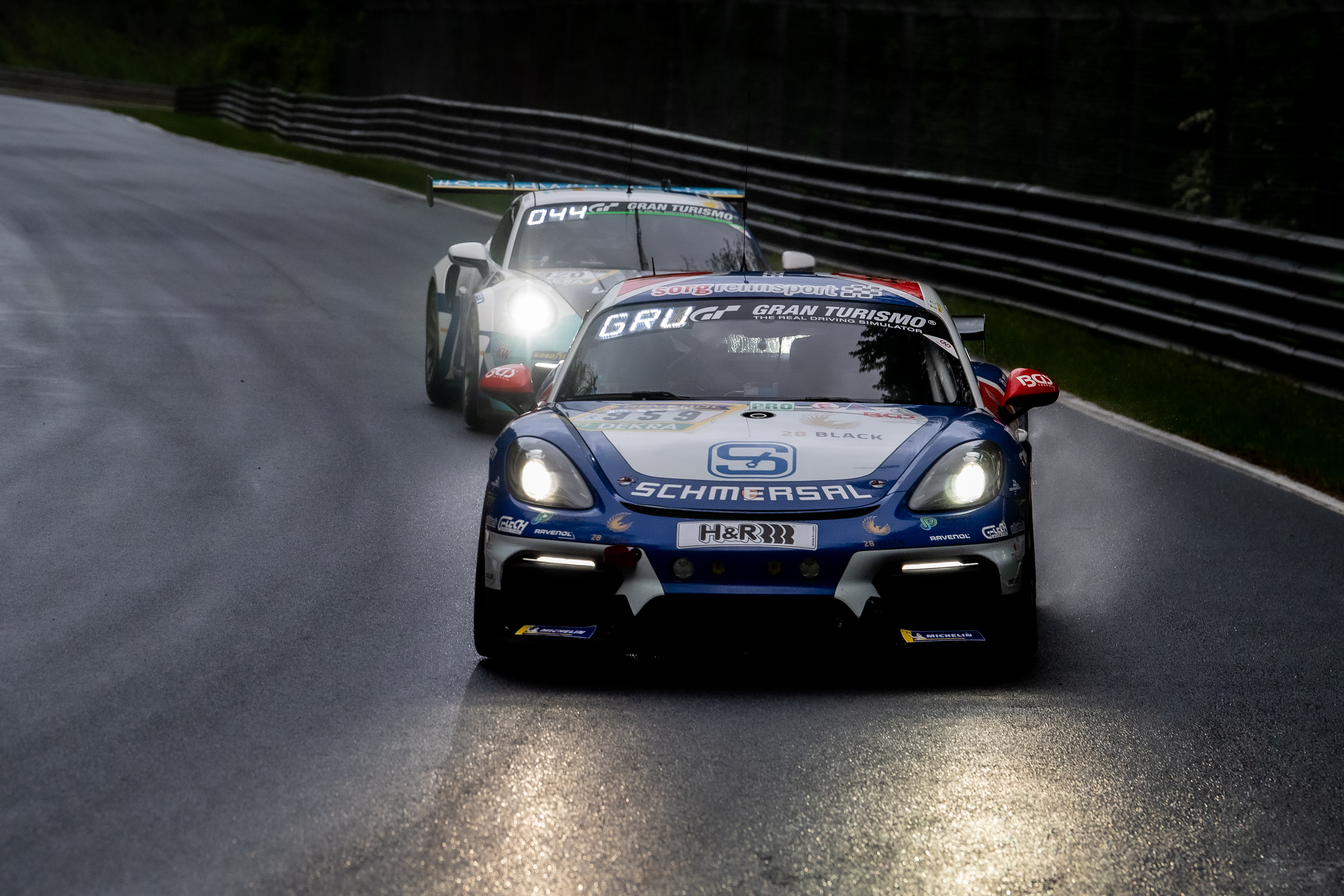 SRS Team Sorg Rennsport Cup 3 PRO (#959) mit den Fahrern Patrik Grütter Weil der Stadt (SUI), Fabio Grosse (GER), Heiko Eichenberg (GER), Harley Hughton (GBR). Fahrt auf der Rennstrecke beim ADAC RAVENOL 24h Nürburgring 2026 ADAC RAVENOL 24h Nürburgring GE Qualifying 2, weiter hinten Falken Motorsports SP 9 PRO (IGTC) (#44). Nürburgring, 14.05.2026. Nürburgring, 14.05.2026