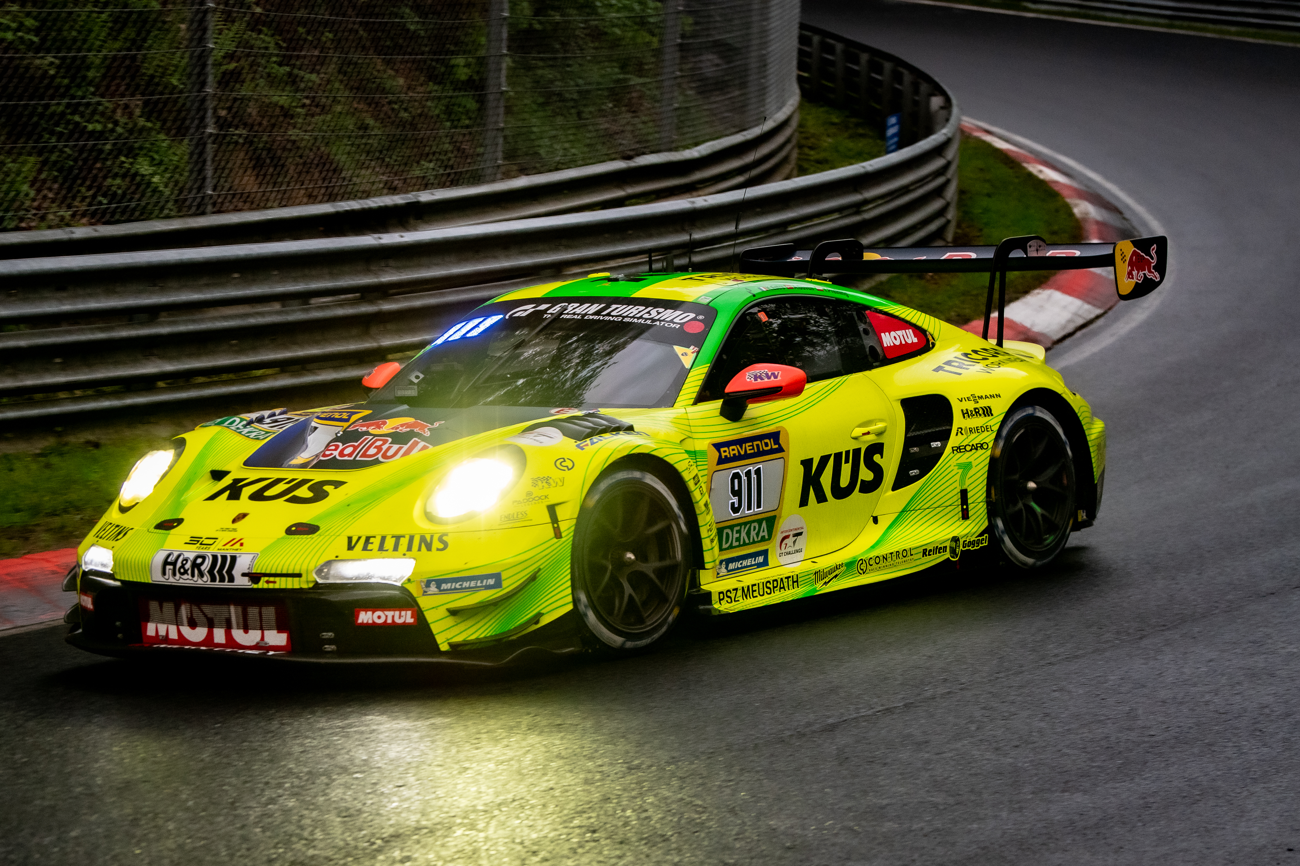 Manthey SP 9 PRO (IGTC) (#911) mit den Fahrern Kevin Estre chst (FRA), Ayhancan Güven (TUR), Thomas Preining (AUT). Ein hellgelb-grün lackierter Porsche 911 GT3 R (#911) mit Red Bull Werbung fährt bei Regen auf der Nürburgring-Gesamtstrecke im ADAC RAVENOL 24h Nürburgring GE Qualifying 2. Nürburgring, 14.05.2026. Nürburgring, 14.05.2026
