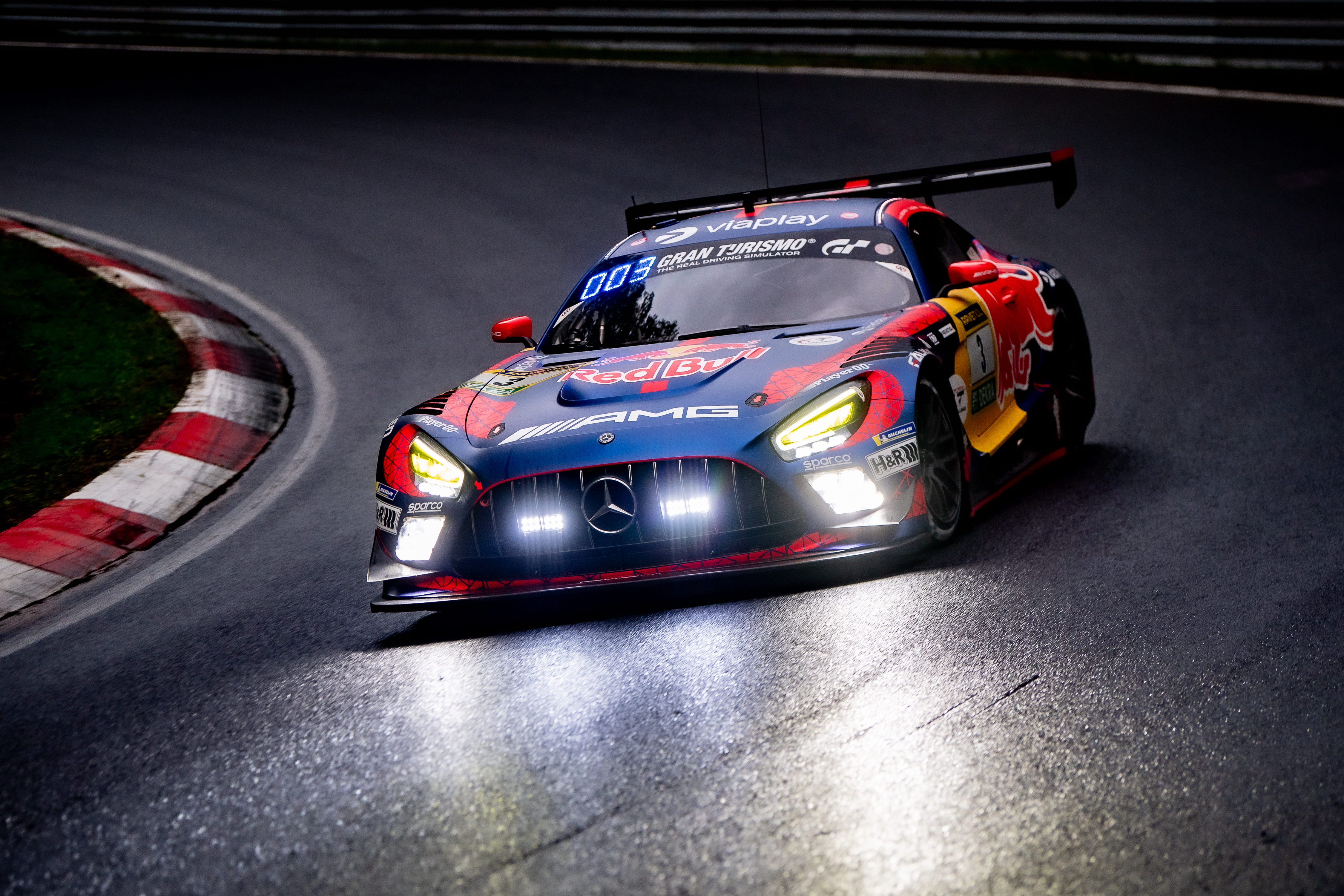 Mercedes-AMG Team Verstappen Racing SP 9 PRO (IGTC) (#3) mit den Fahrern Max Verstappen (NED), Lucas Auer (AUT), Jules Gounon (AND), Daniel Juncadella (ESP). Der Mercedes-AMG GT3 Rennwagen (#3) von Red Bull mit beleuchteter Startnummer fährt auf nasser Strecke durch eine Kurve am Nürburgring beim ADAC RAVENOL 24h Nürburgring GE Qualifying 2. Nürburgring, 14.05.2026.