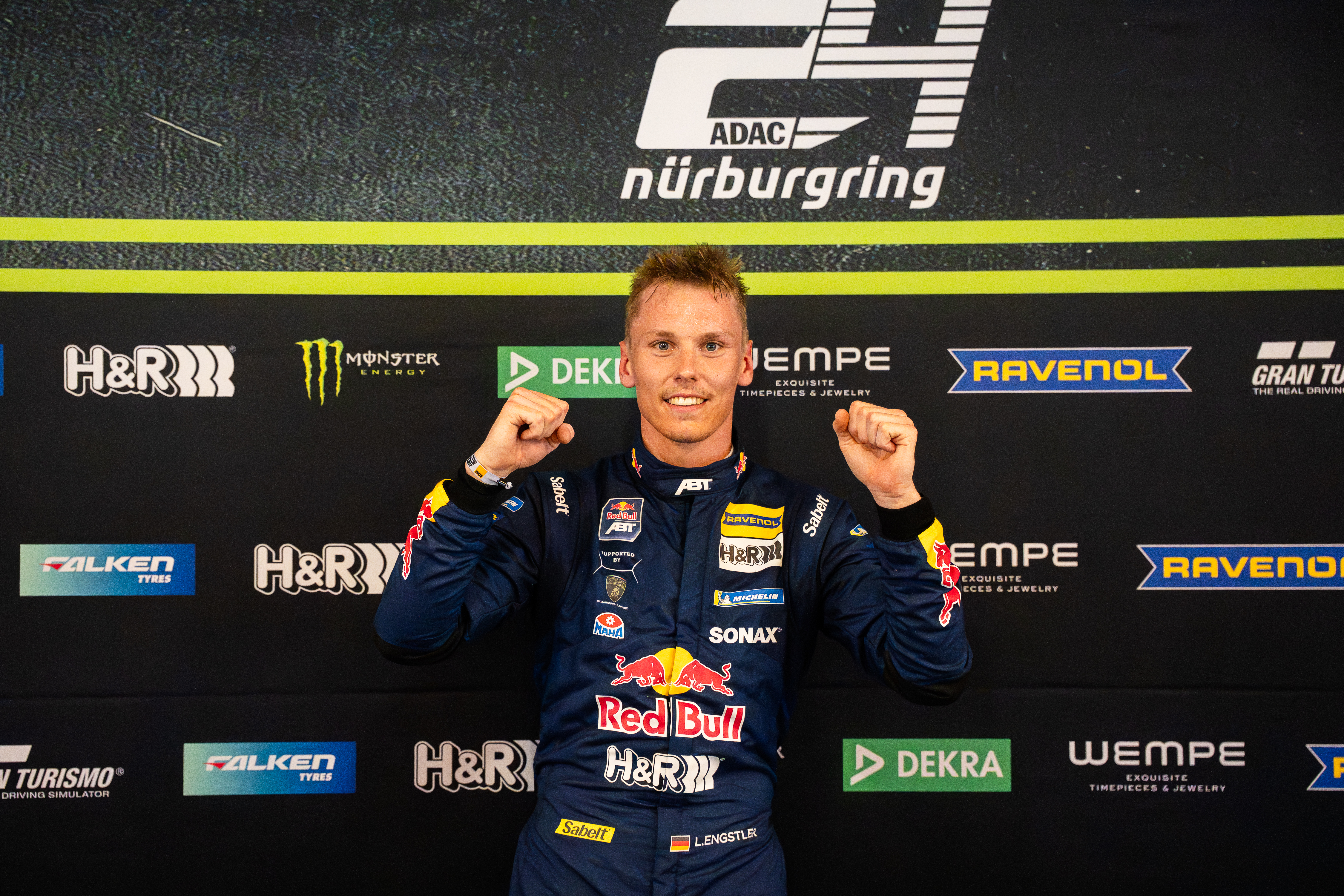 Luca Engstler vom Team Red Bull Team ABT SP 9 (#84) gewinnt das Top Qualifying 3 und steht damit auf dem Platz 1 zum Hauptrennen am Samstag