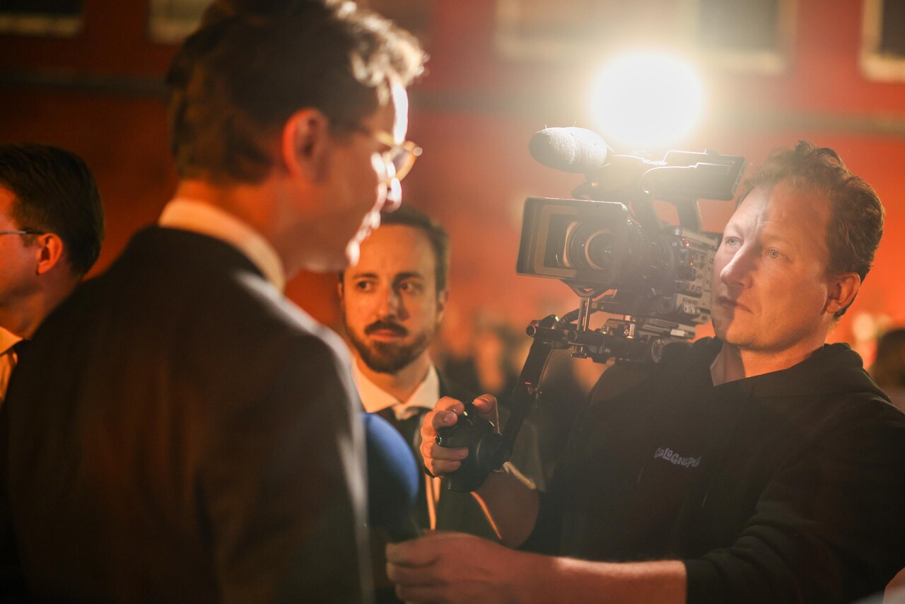 Alexander Franz im Interview mit Ministerpräsident Hendrik Wüst nach dem Gedenken an den Anschlag von Solingen. Foto: Christoph Reichwein