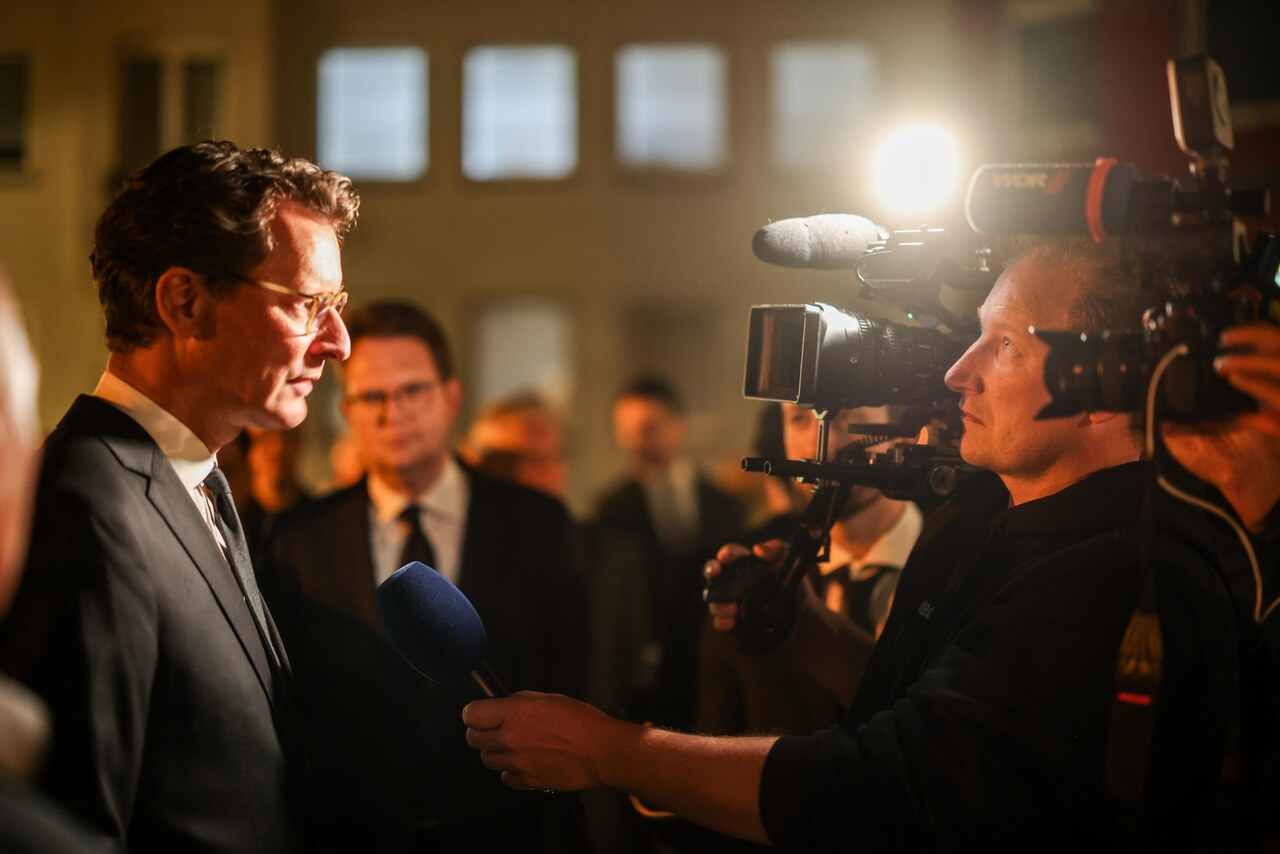 Alexander Franz im Interview mit Ministerpräsident Hendrik Wüst nach dem Gedenken an den Anschlag von Solingen. Foto: Christoph Reichwein