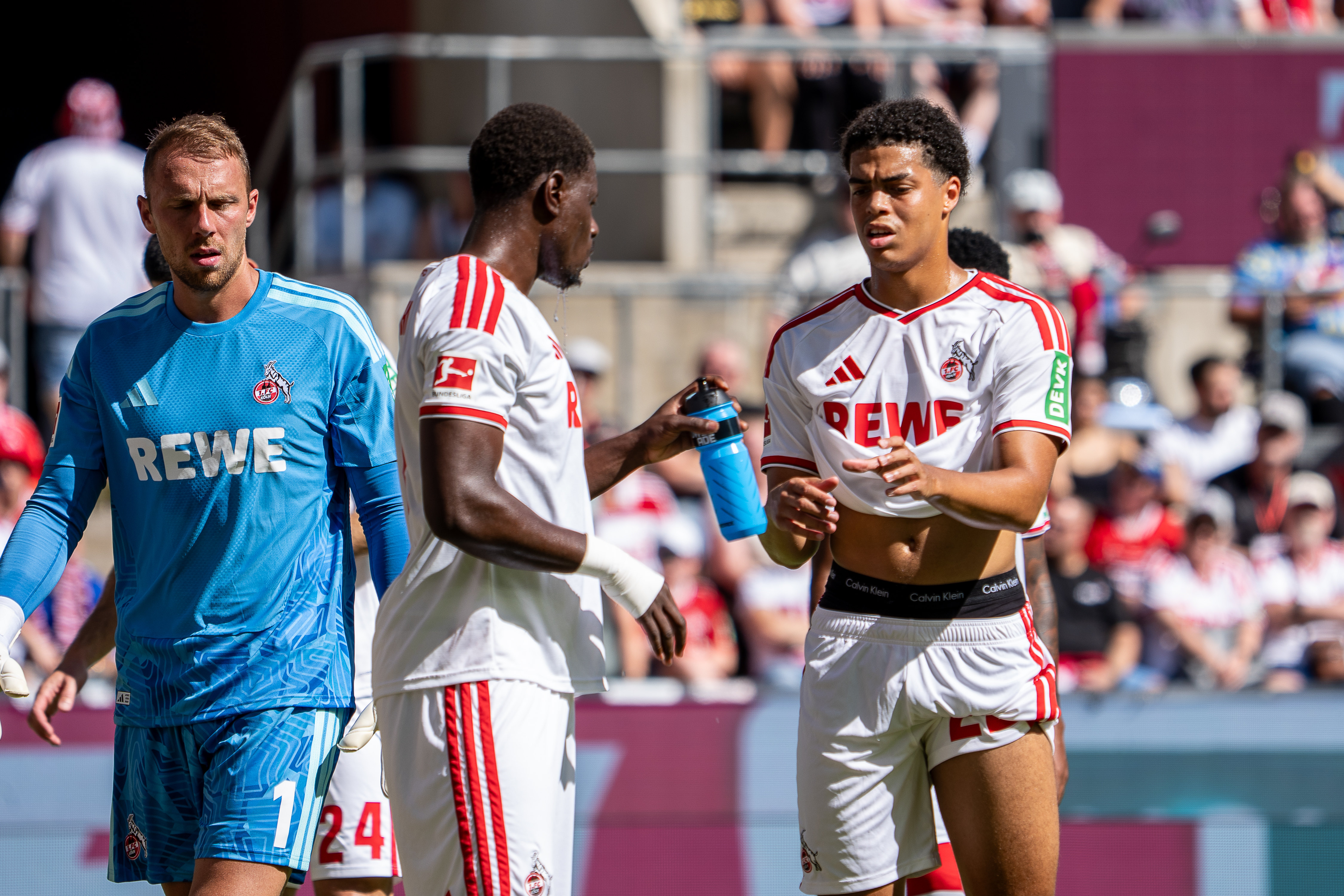 Marvin Schwäbe (#1; 1. FC Köln) in blauem Torwarttrikot und Saïd El Mala (#13; 1. FC Köln) mit Wasserflasche in der Hand beim Freundschaftsspiel 1. FC Köln gegen Real Sociedad.
Foto: Alexander Franz