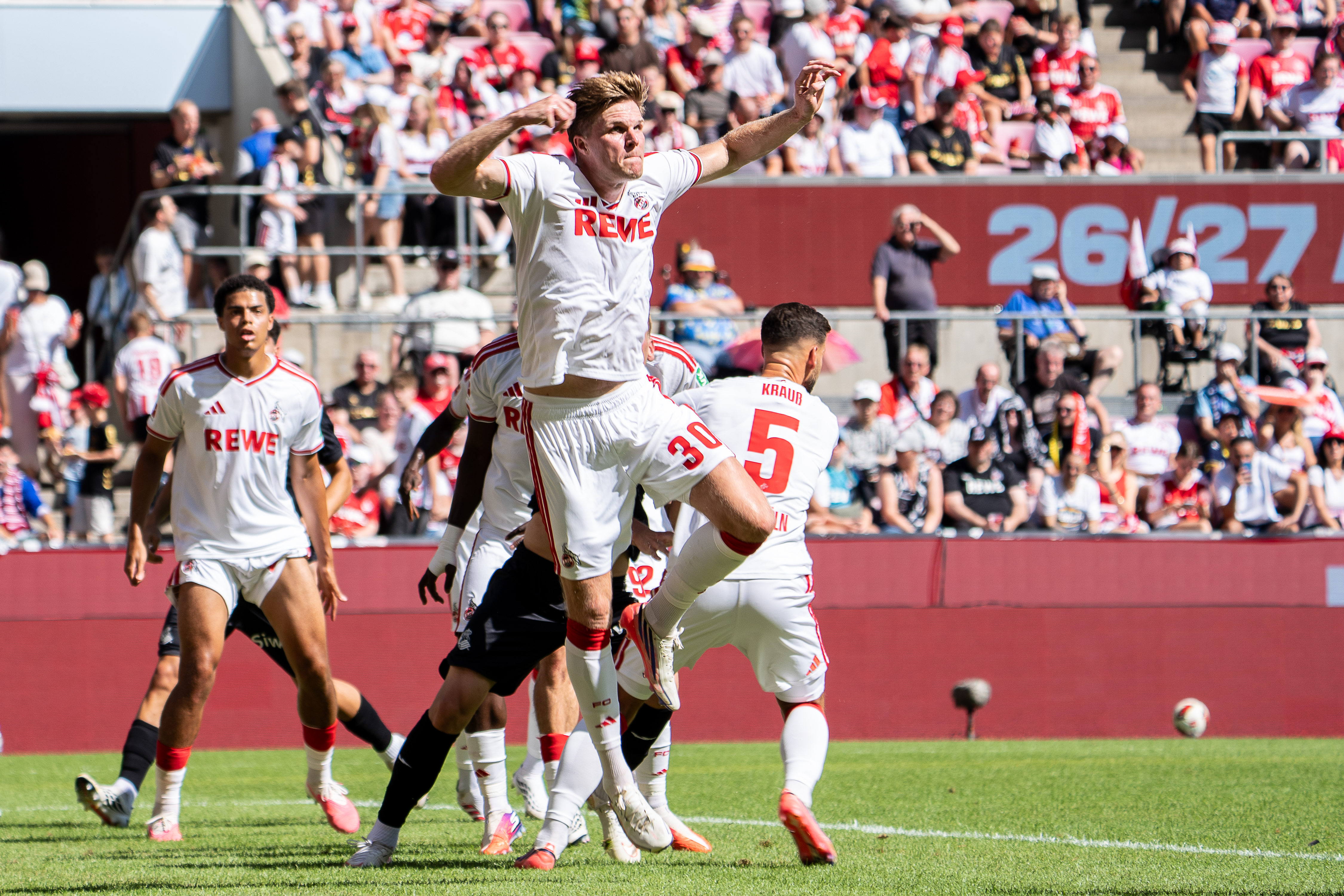 Marius Bülter (#30; 1. FC Köln) springt zum Kopfball, Tom Krauß (#5; 1. FC Köln) und weitere Spieler im Strafraum, 1. FC Köln gegen Real Sociedad im Freundschaftsspiel.
Foto: Alexander Franz