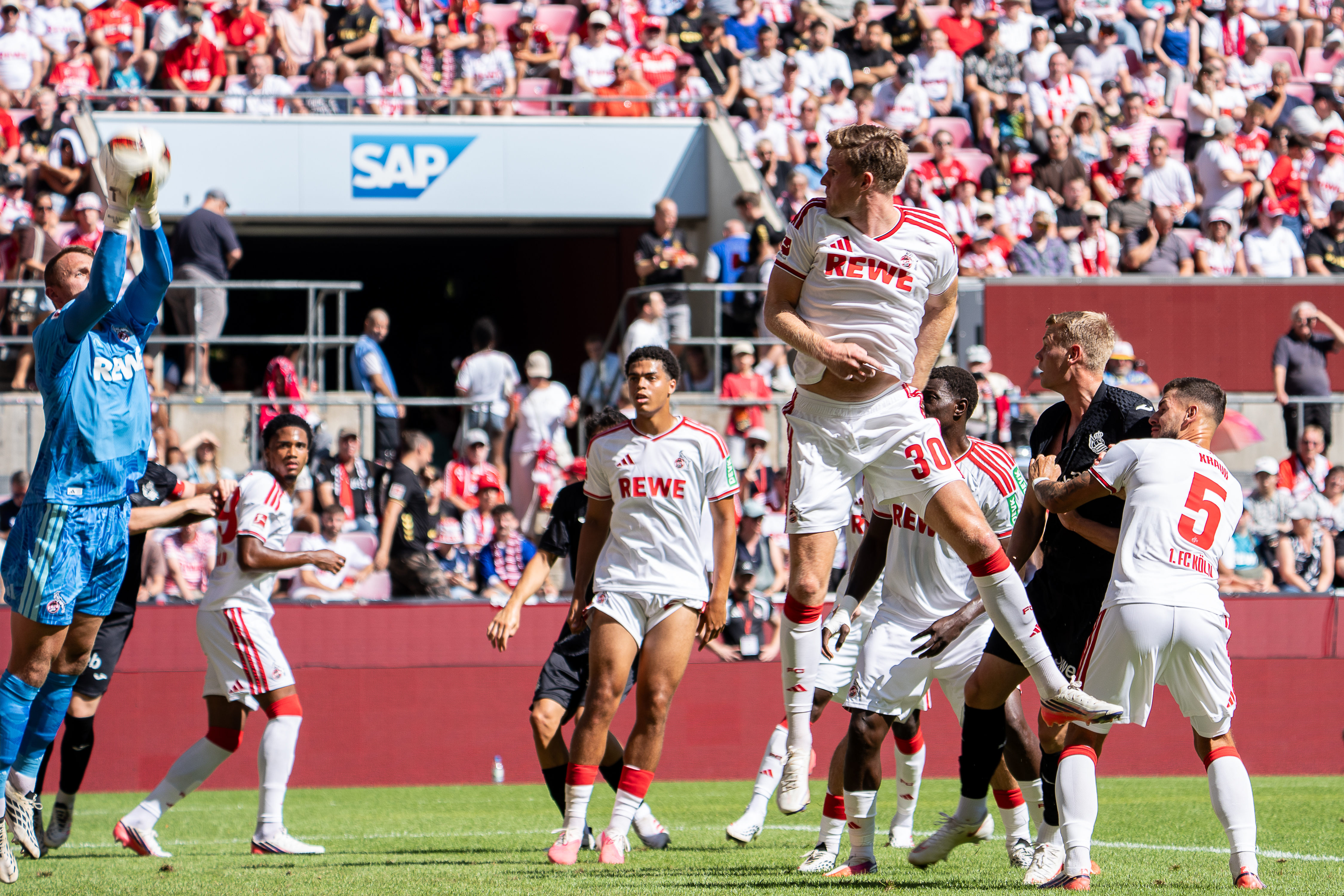 Marvin Schwäbe (#1; 1. FC Köln) fängt den Ball im Strafraum, Spieler beider Teams bei Freundschaftsspiel 1. FC Köln gegen Real Sociedad.
Foto: Alexander Franz