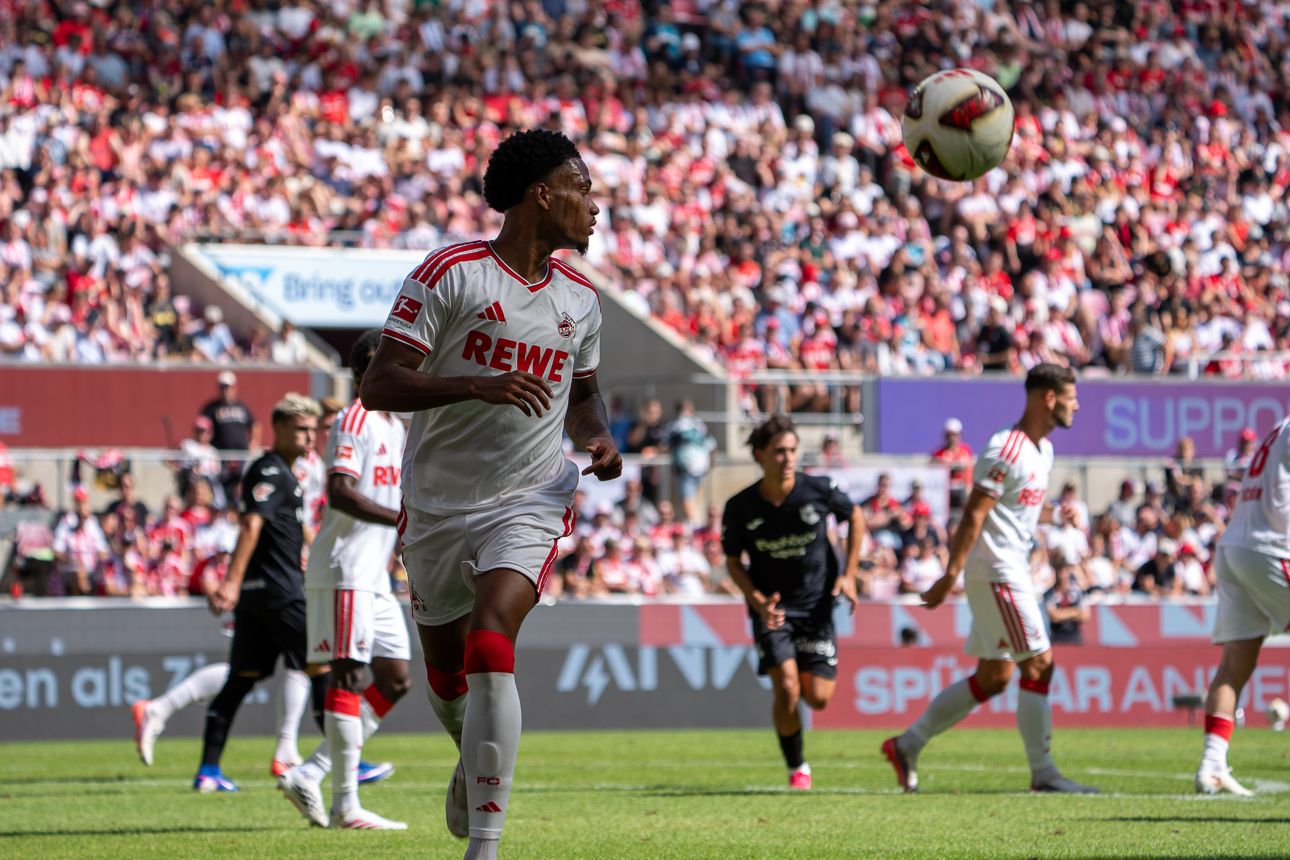 Jahmai Simpson-Pusey (#22; 1. FC Köln) im Lauf mit Ballflug im Freundschaftsspiel gegen Real Sociedad im RheinEnergieSTADION Köln.
Foto: Alexander Franz