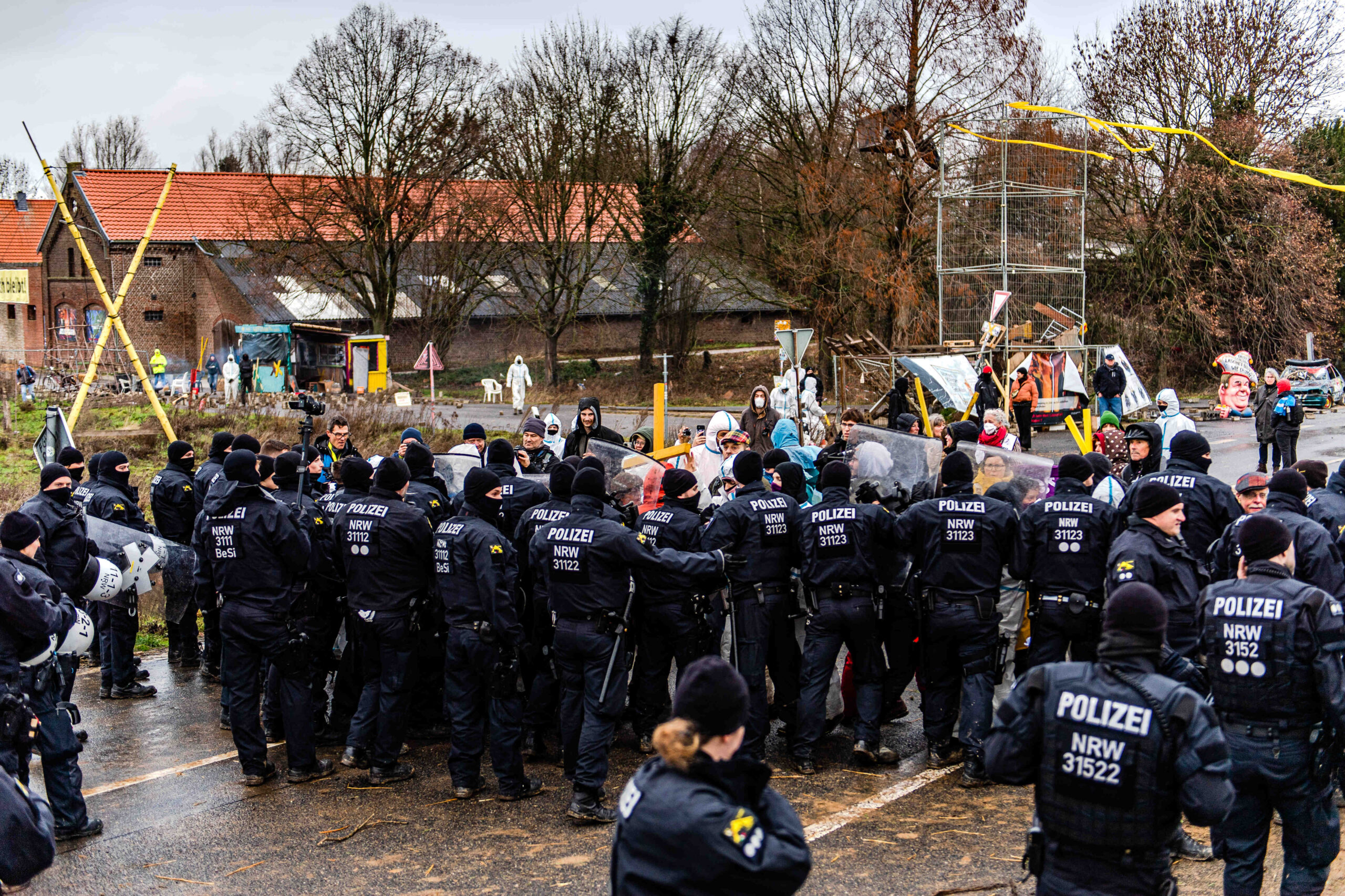 Besetzte Häuser und Barrikaden in Lützerath vor der Räumung – Fotojournalismus Alexander Franz