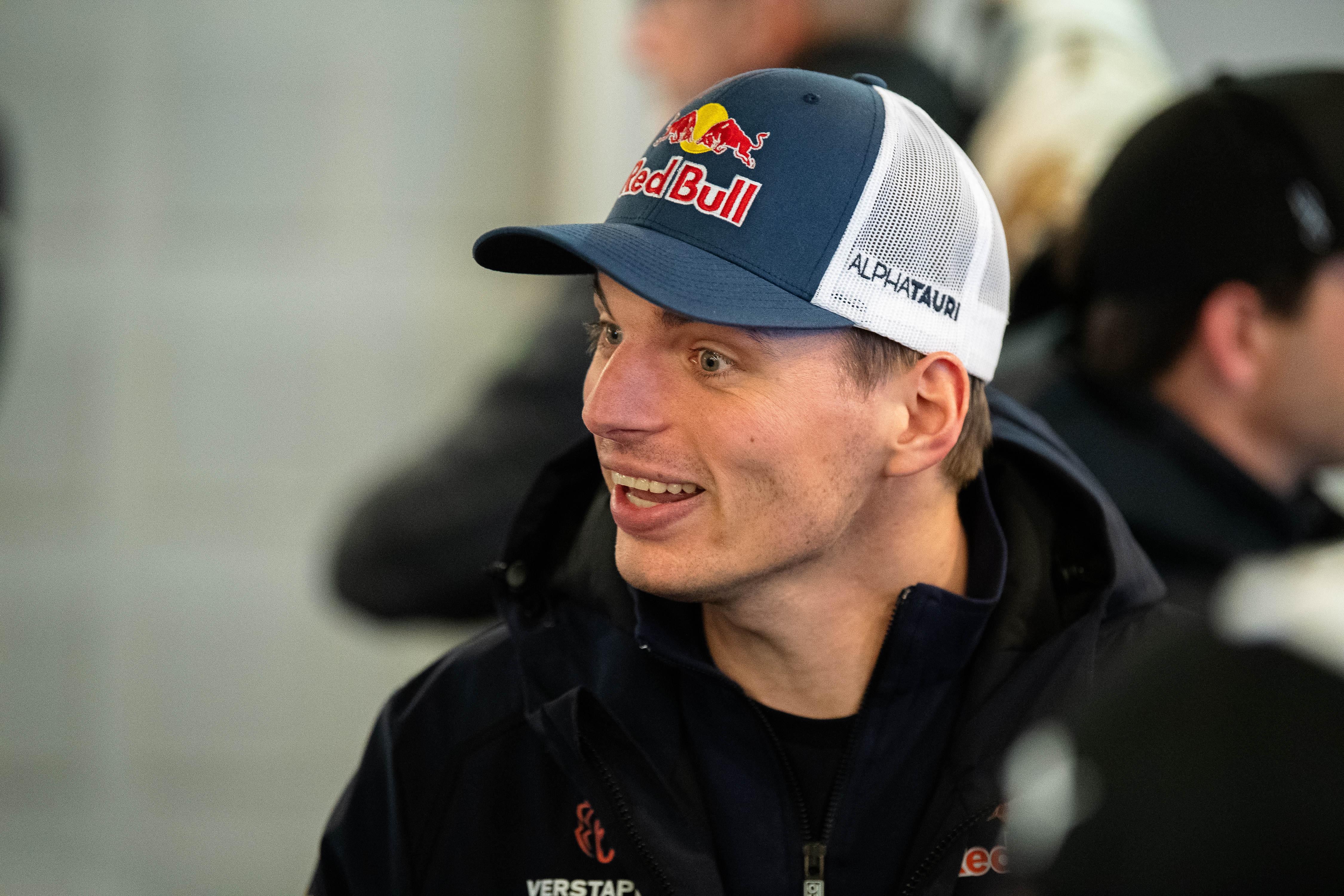 Max Verstappen während der Fahrerbesprechung im Medienzentrum am Nürburgring. Nürburgring, 14.05.2026