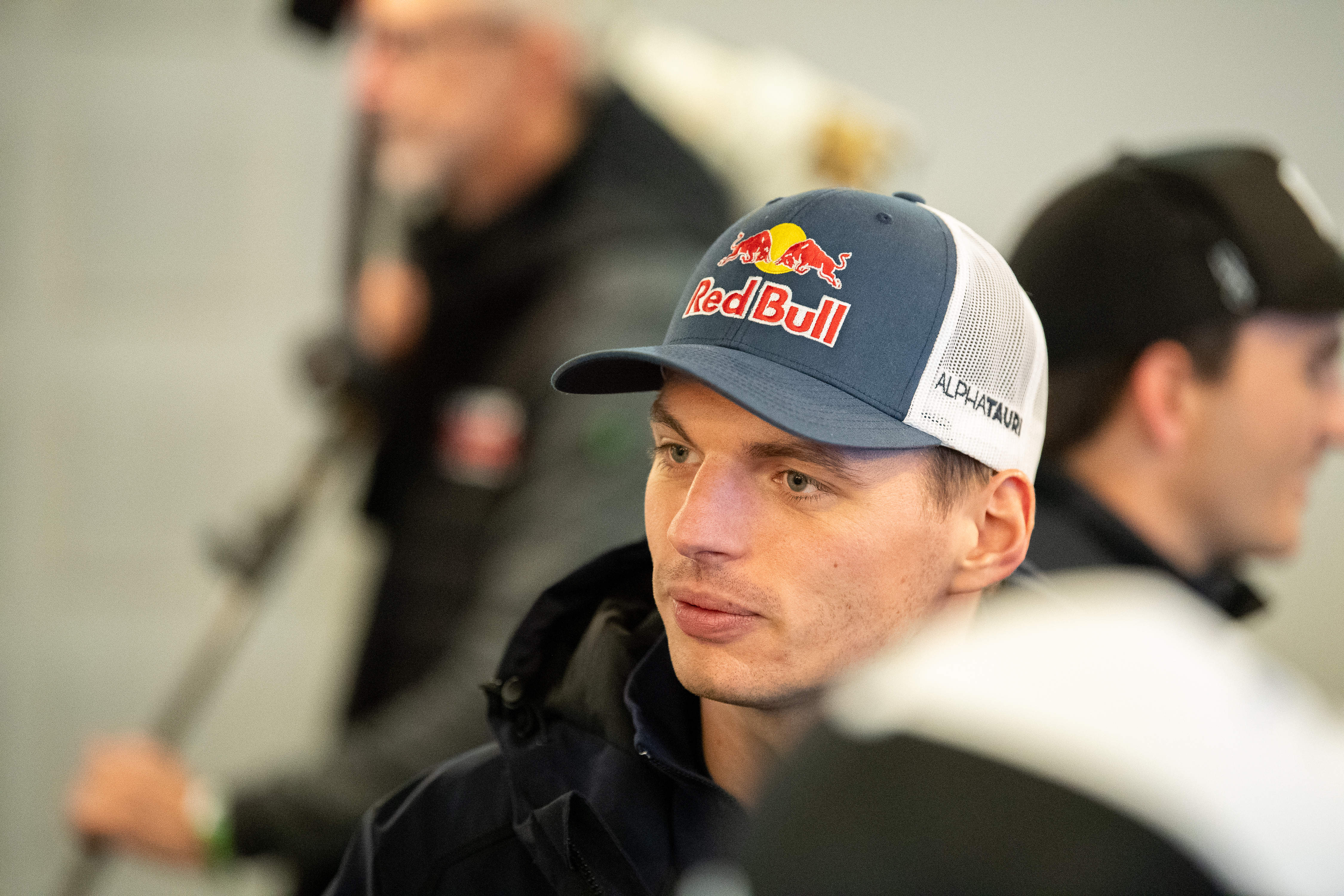 Der Formel-1-Weltmeister Max Verstappen nimmt an der Fahrerbesprechung im Medienzentrum am Nürburgring teil. Nürburgring, 14.05.2026