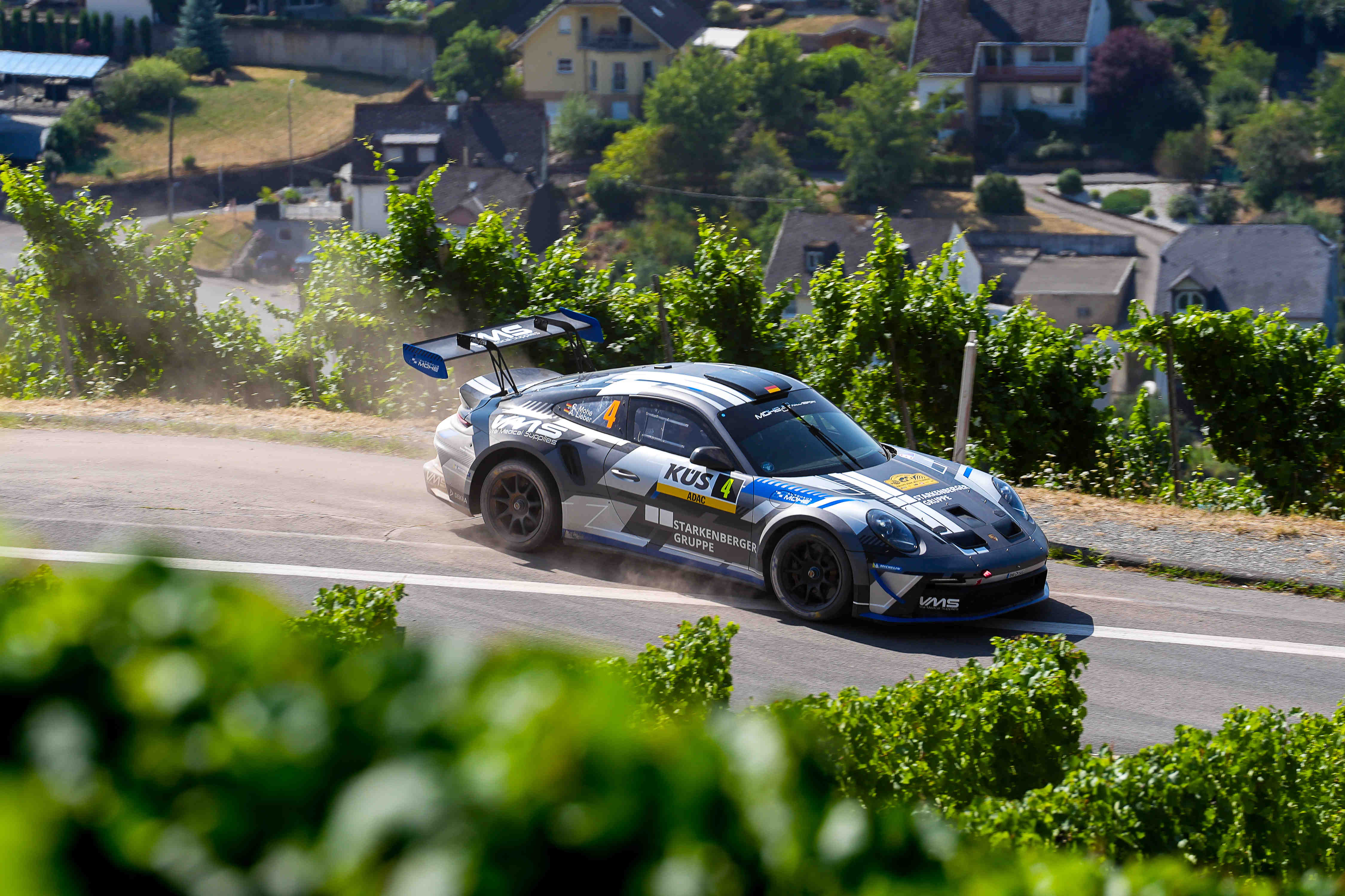 Porsche 911 Rallye-Auto Nr. 4 bei der 5. Rallye ADAC Mittelrhein 2026 in den Weinbergen – Foto Alexander Franz