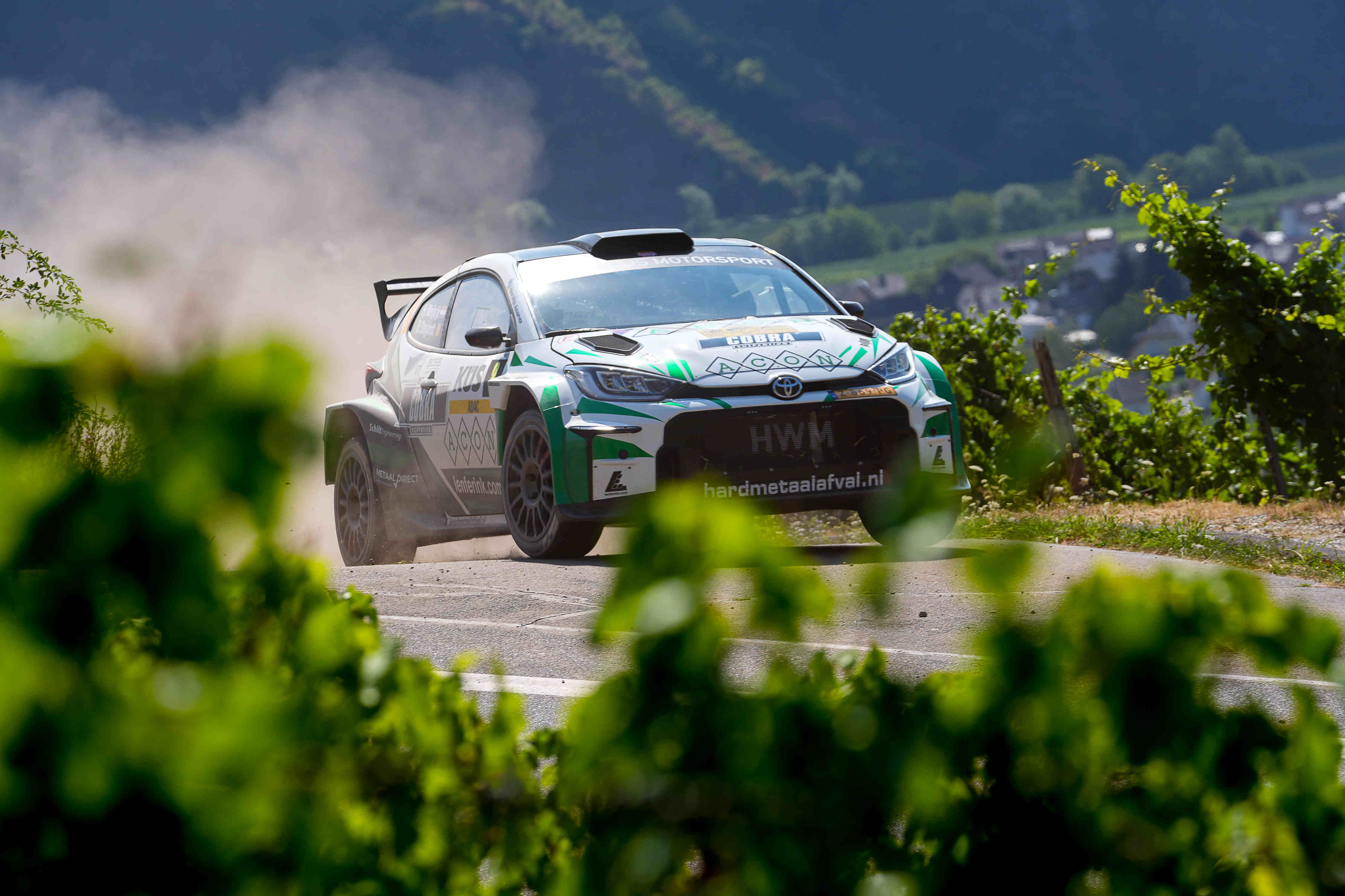 Toyota GR Yaris Rally1 wirbelt Staub auf bei der 5. Rallye ADAC Mittelrhein 2026 – Motorsportfotografie Alexander Franz