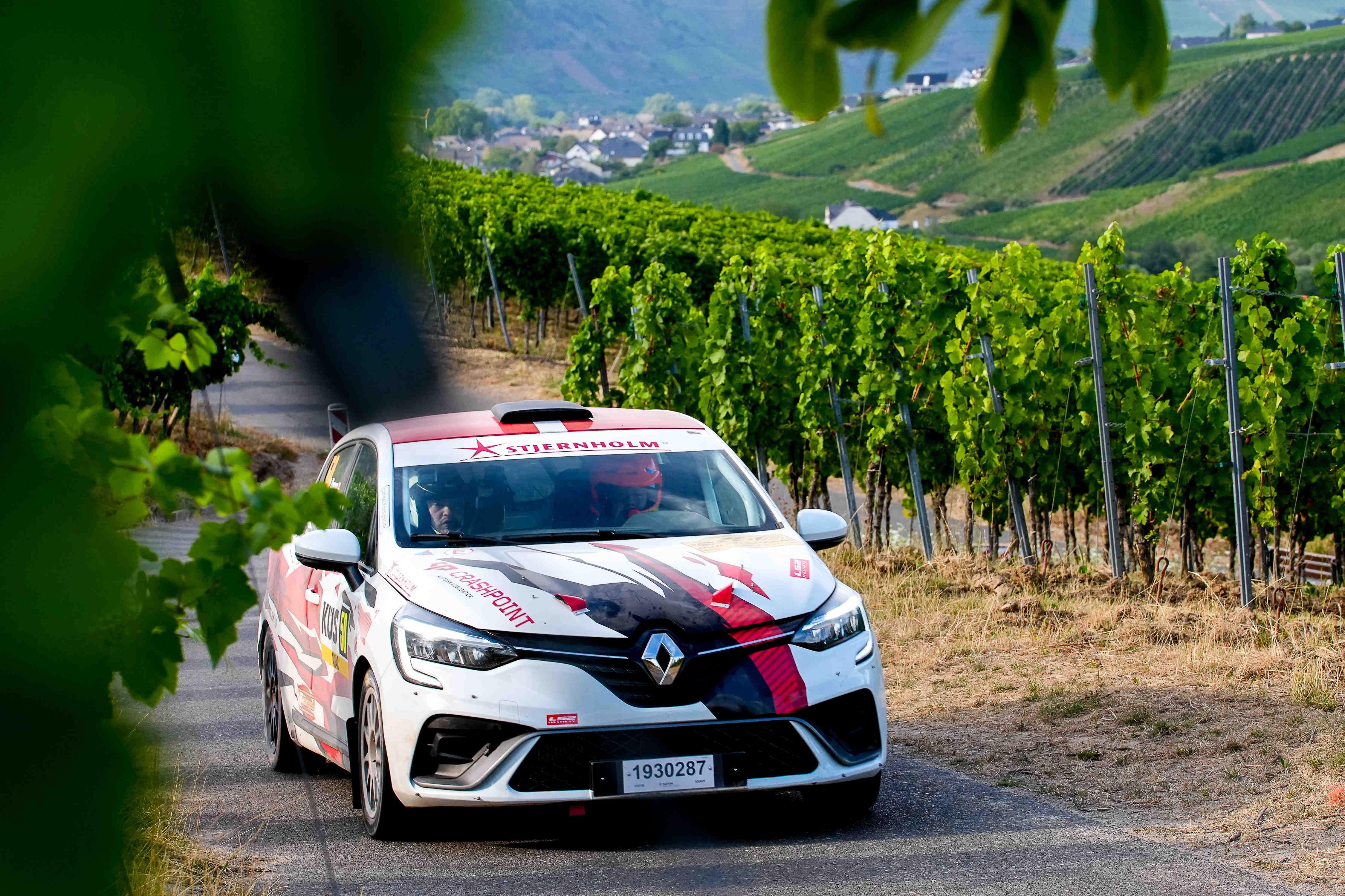Renault Clio Rallye-Auto Nr. 51 Crashpoint auf Weinbergstraße, Rallye ADAC Mittelrhein 2026 – Foto Alexander Franz