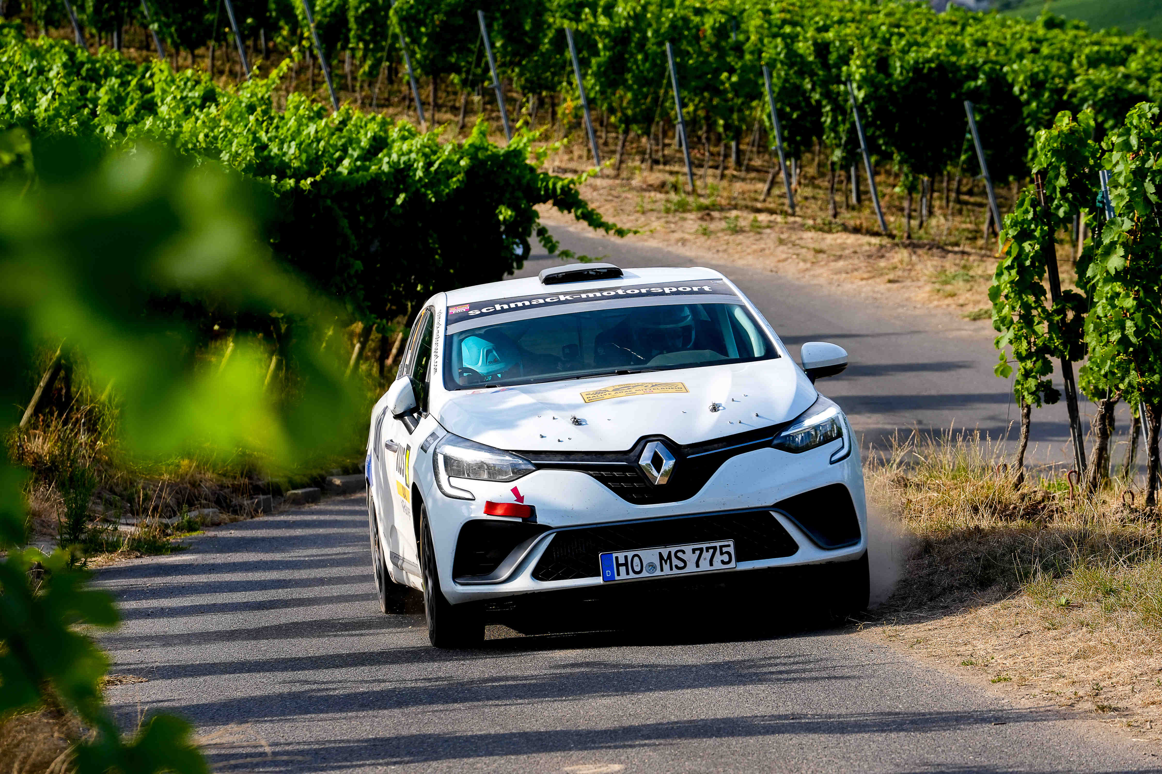 Renault Clio Schmack Motorsport auf schmaler Weinbergstraße, Rallye ADAC Mittelrhein 2026 – Alexander Franz Fotografie