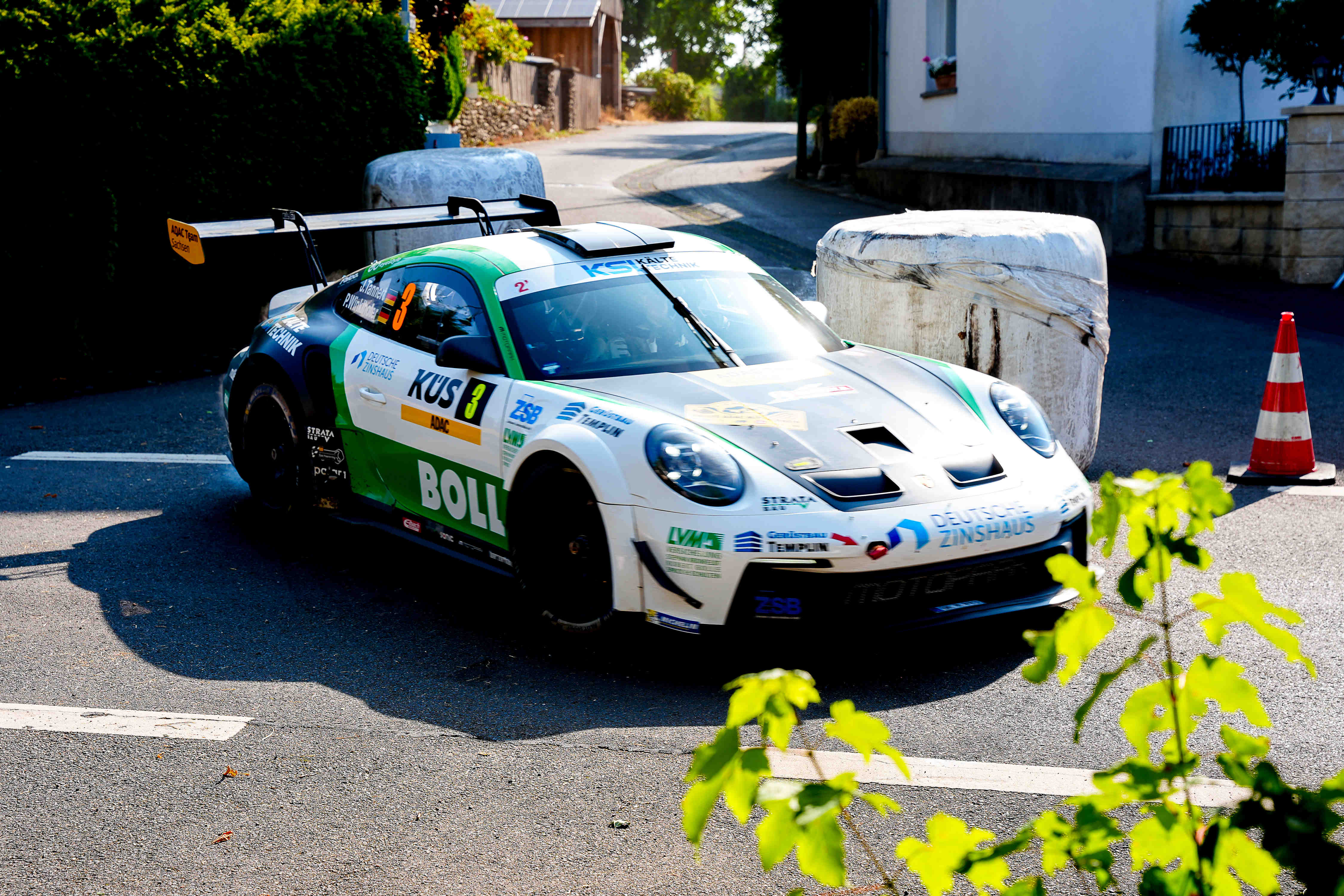 Porsche 911 Nr. 3 C. Tannert / F. Christian in Ortsdurchfahrt, 5. Rallye ADAC Mittelrhein 2026 – Alexander Franz