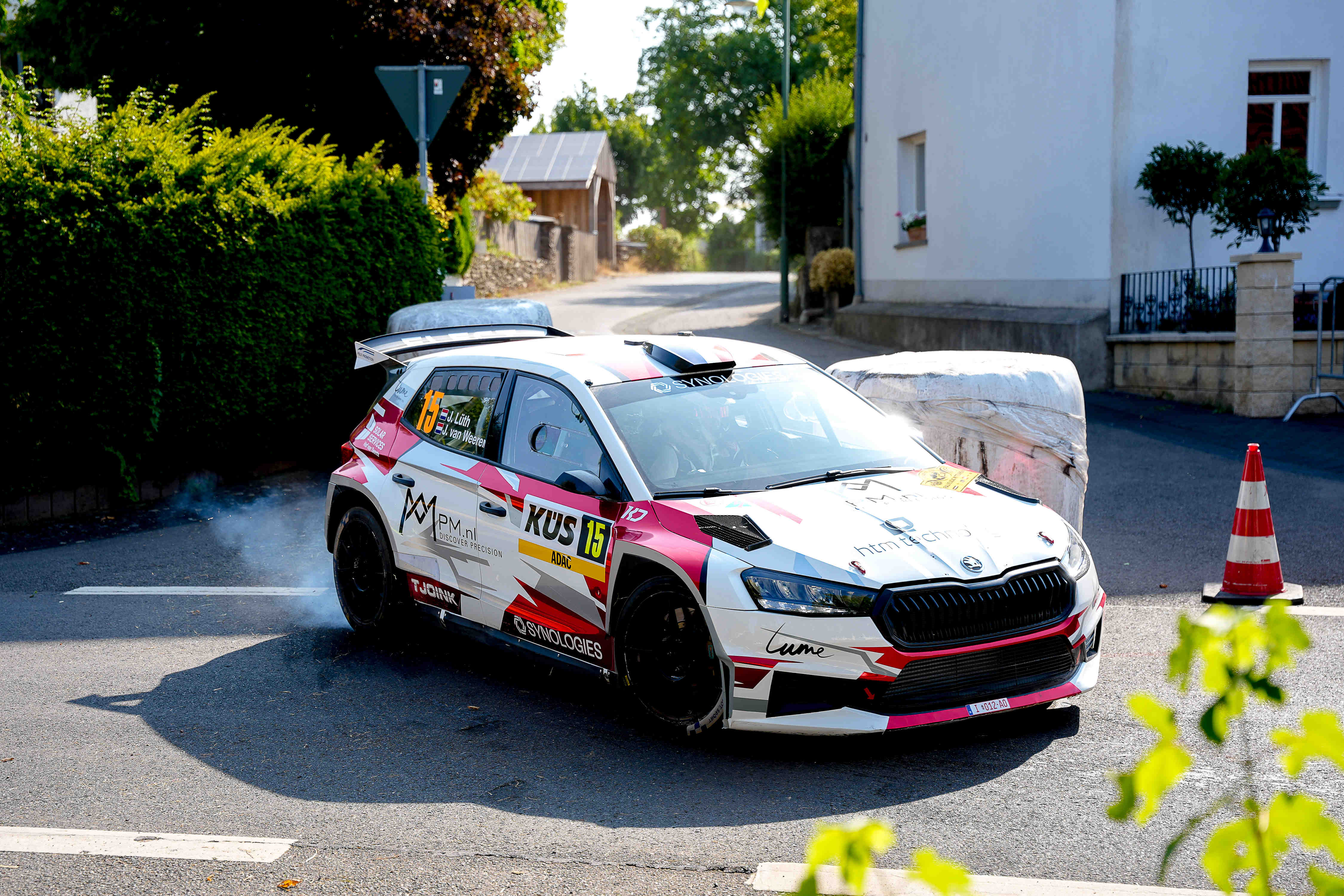 Škoda Fabia RS Rally2 Nr. 15 Lith/van Westen driftet, Rallye ADAC Mittelrhein 2026 – Motorsportfoto Alexander Franz