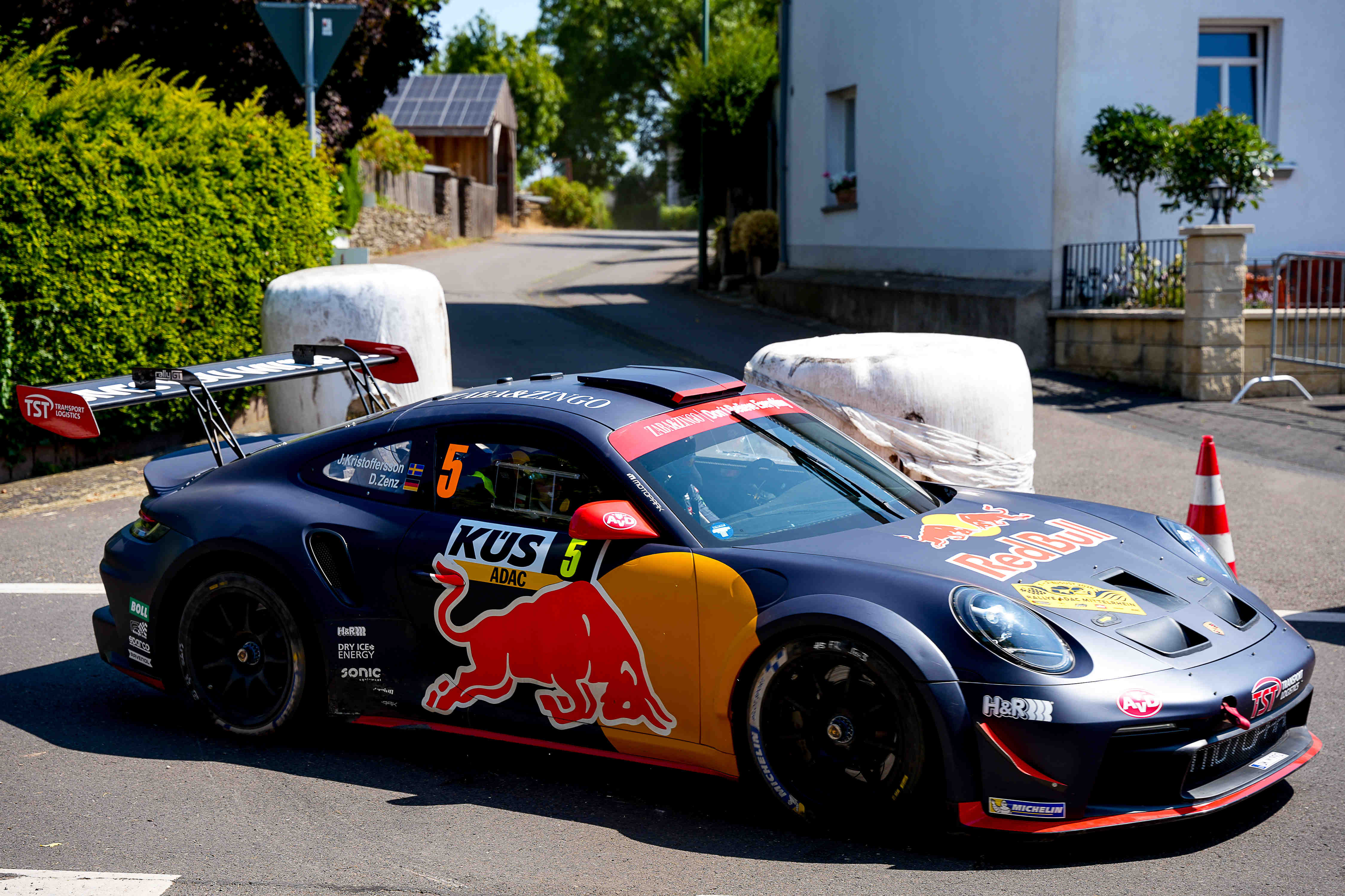 Porsche 911 GT3 Red Bull Nr. 5 auf enger Ortsstraße, 5. Rallye ADAC Mittelrhein 2026 – Fotograf Alexander Franz
