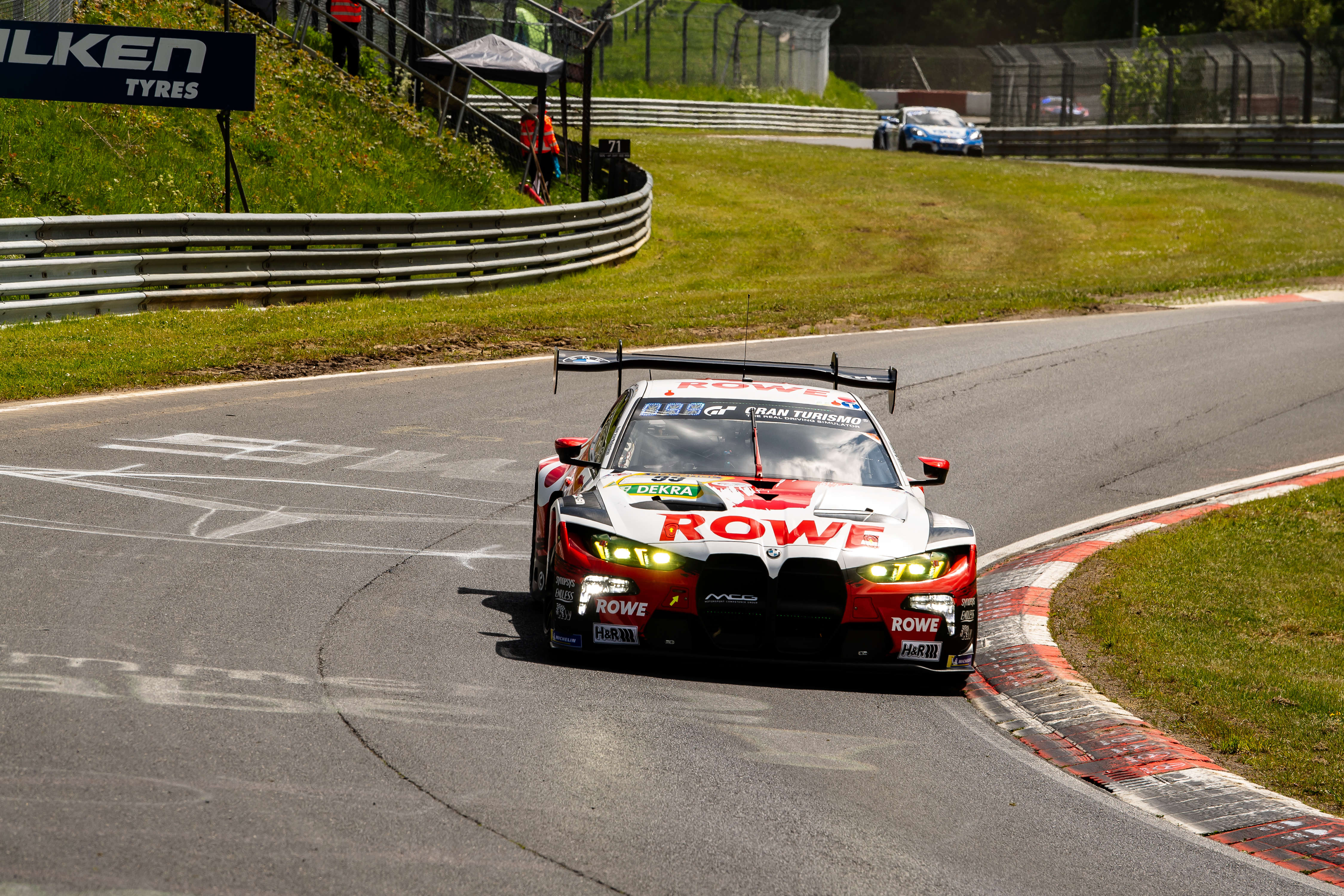 ROWE RACING SP 9 PRO (IGTC) (#1) mit den Fahrern Augusto Farfus (BRA), Raffaele Marciello (SUI), Jordan Pepper (RSA), Kelvin van der Linde (RSA). Der BMW M4 GT3 des Teams ROWE Racing (#99) fährt auf der Nordschleife des Nürburgrings während des ersten Qualifyings zum ADAC RAVENOL 24h Nürburgring 2026