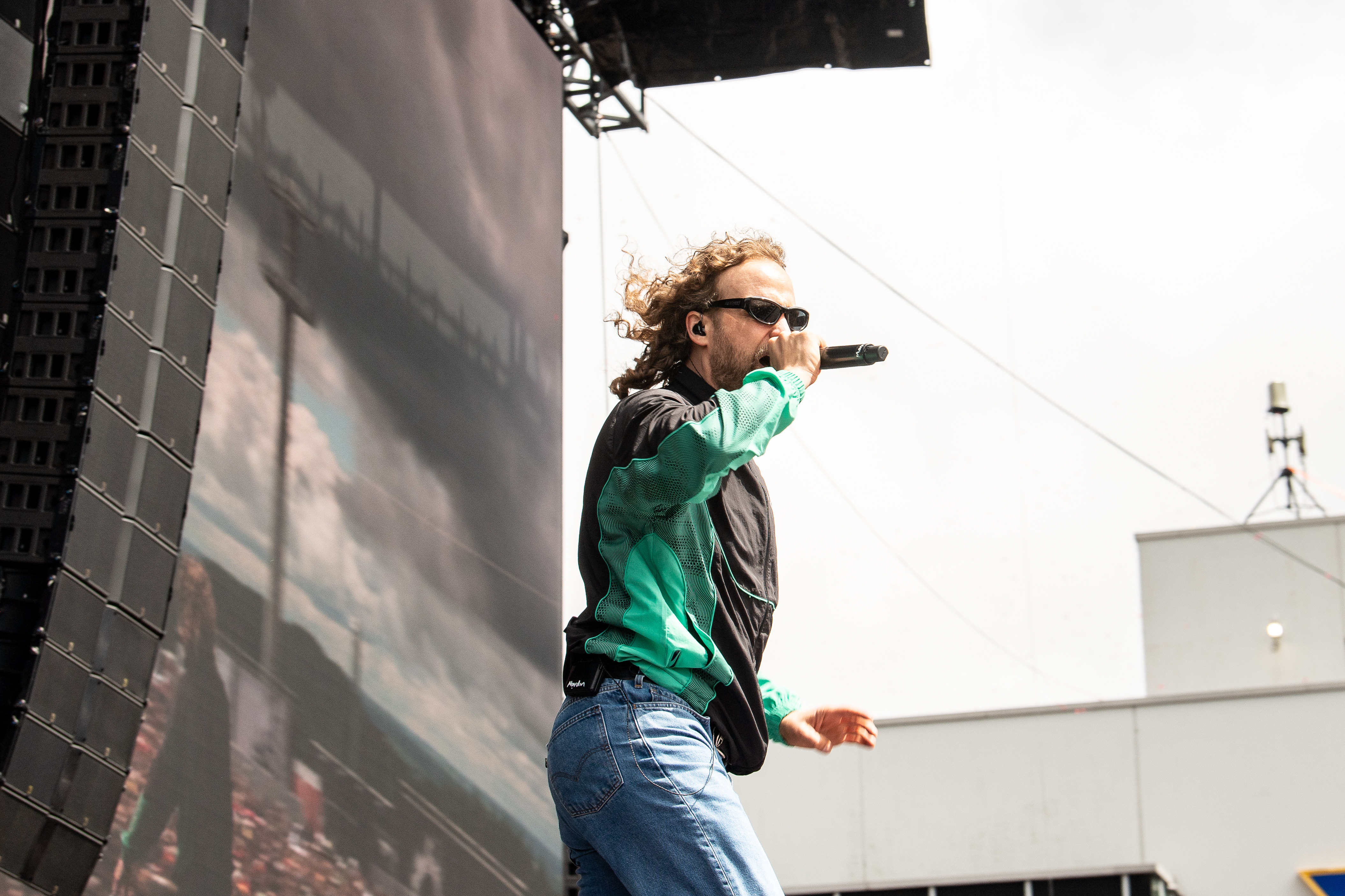 Sänger von Mehnersmoos beim Rock am Ring Festival am Freitag, Nürburgring. Ein Musiker ist beim Auftritt auf der Bühne zu sehen, umgeben von technischer Bühnenausstattung.