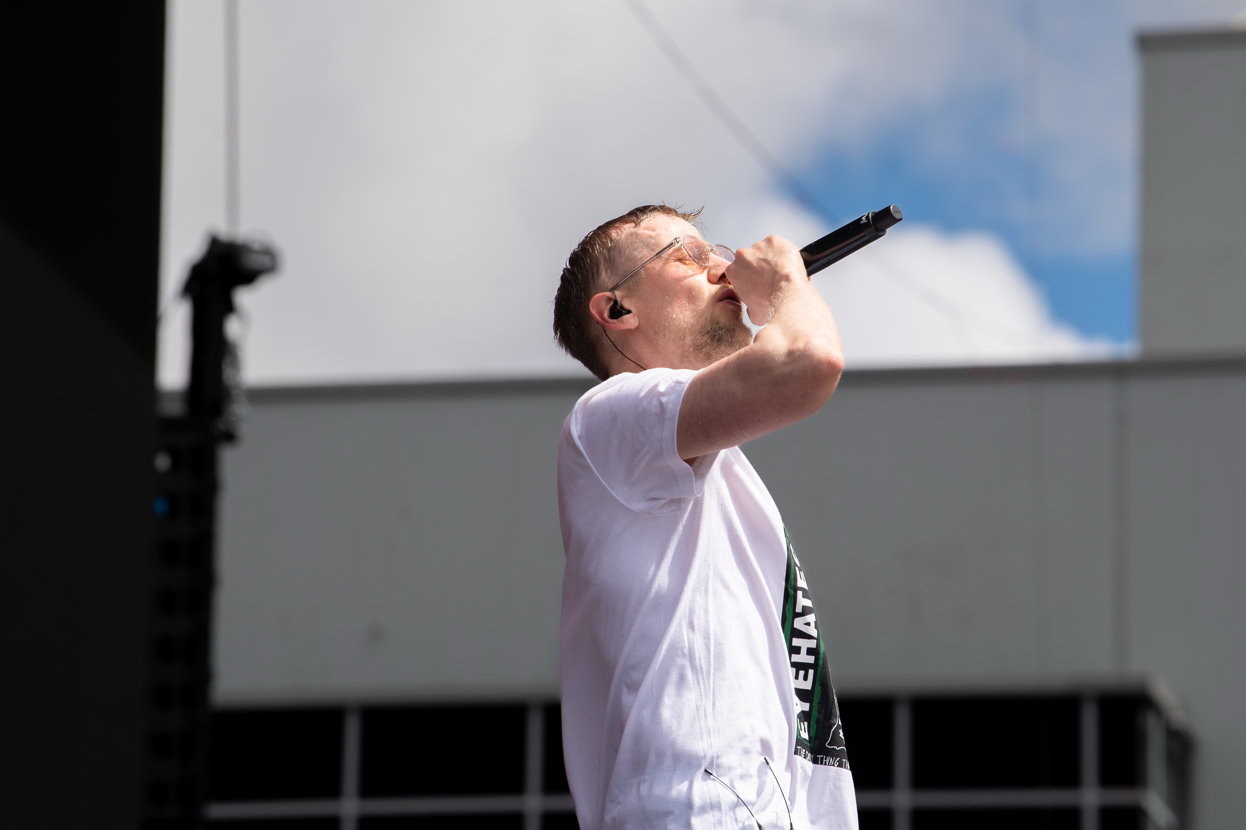 Ein Sänger von Mehnersmoos mit Mikrofon auf der Bühne beim Rock am Ring Festival am Freitag, Nürburgring. Das Bild zeigt einen Künstler während des ersten Festivaltages auf einer der Bühnen.