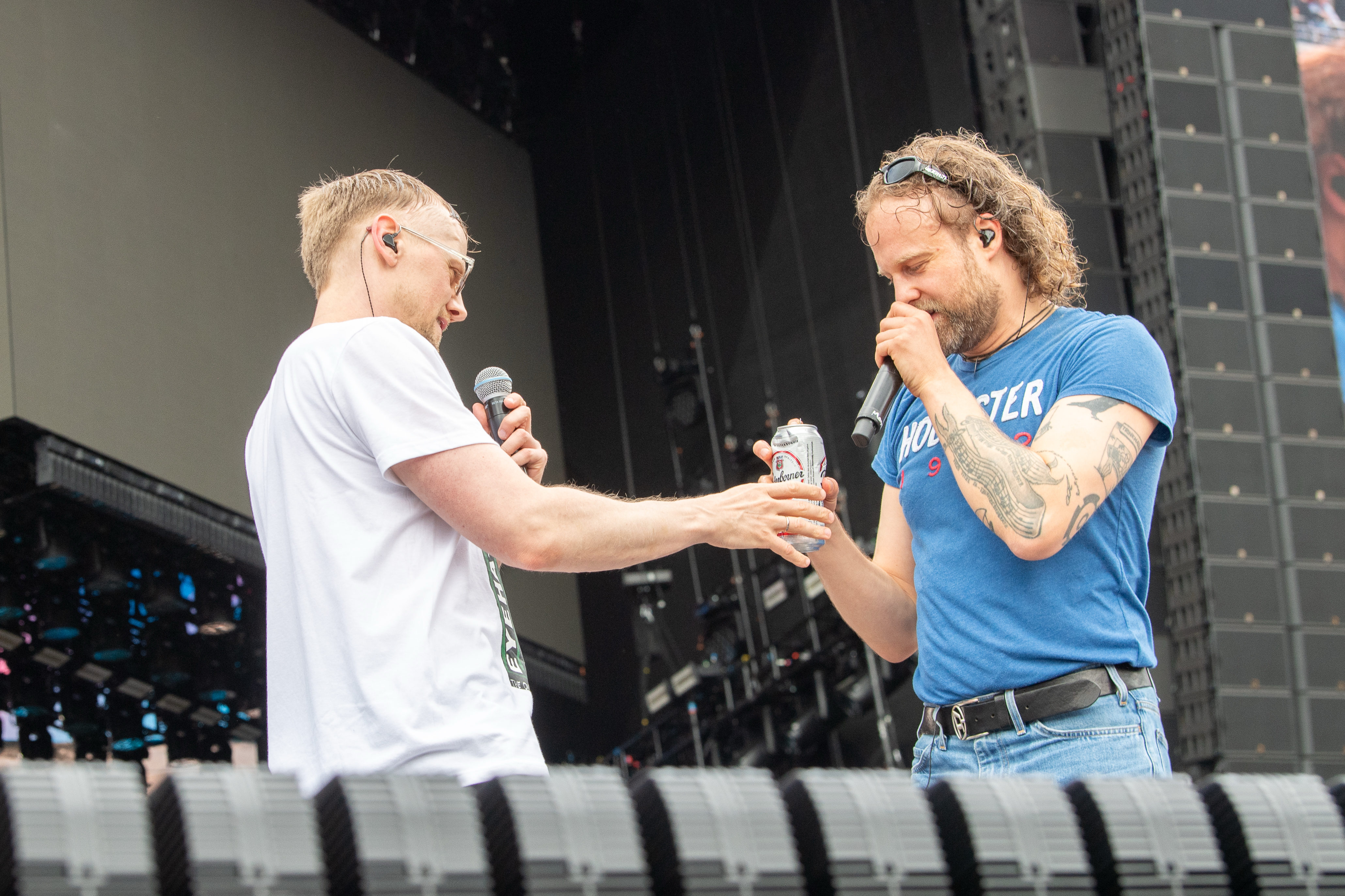 Zwei Musiker auf der Bühne beim Rock am Ring Festival am Freitag, Nürburgring. Die Szene zeigt eine freundliche Geste während einer Live-Performance auf der Festivalbühne.