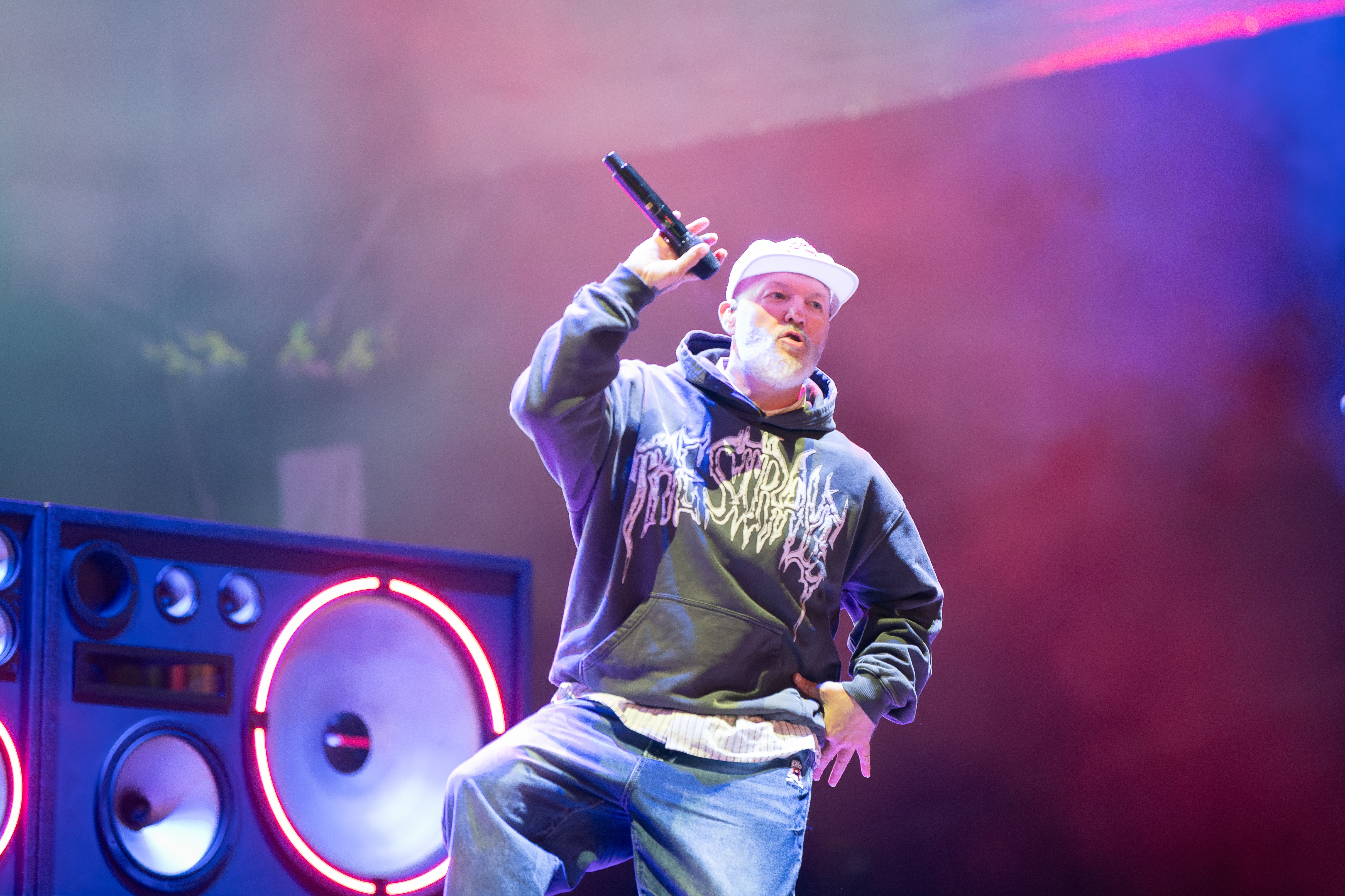 Fred Durst, Sänger von Limp Bizkit, mit weißer Kappe, schwarzem Hoodie und Mikrofon auf der Bühne beim Rock am Ring Festival.
Nürburgring, 06. Juni 2026. Foto: Alexander Franz