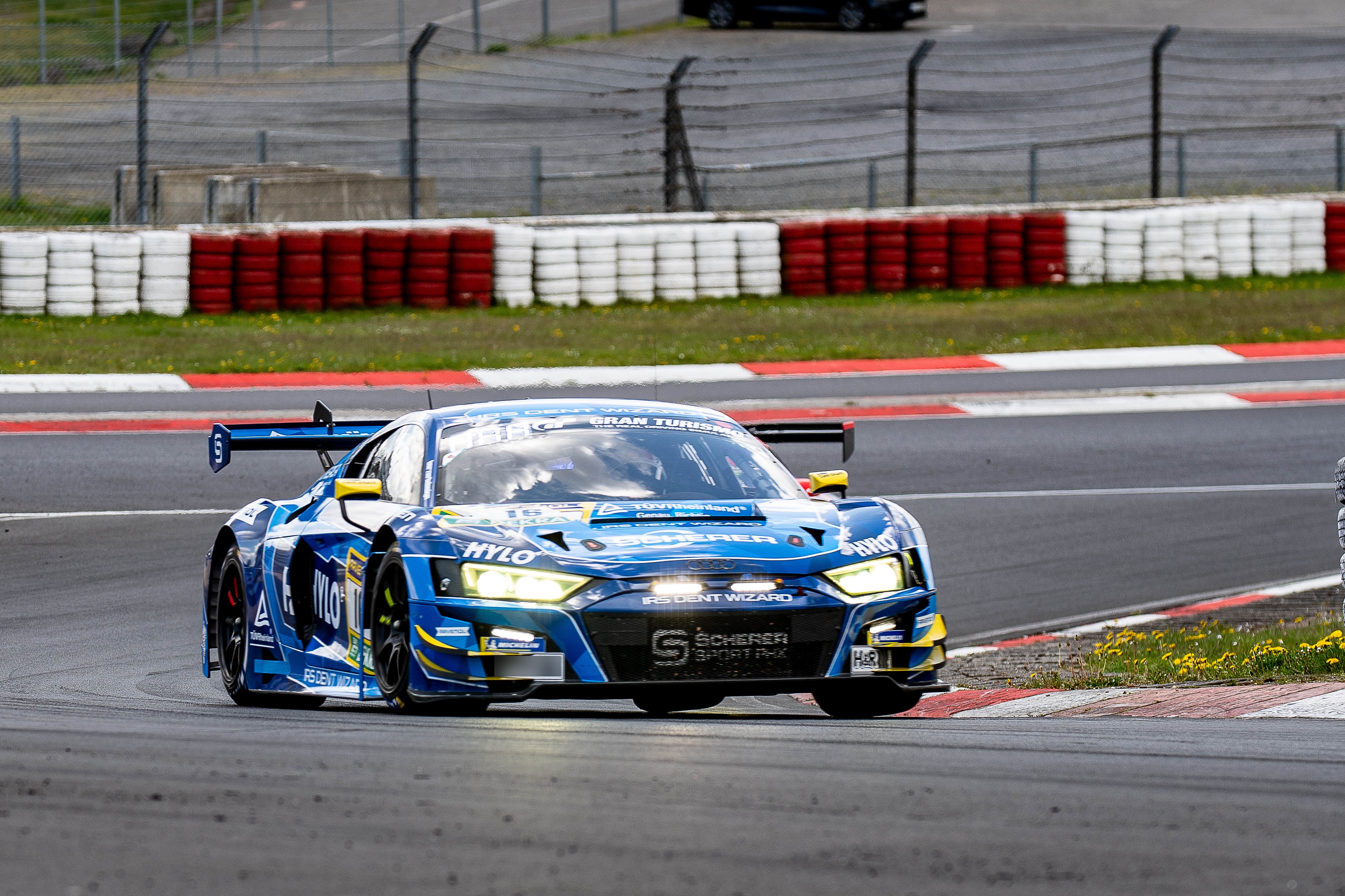 Scherer Sport PHX SP 9 PRO (#16) mit den Fahrern Christopher Haase (AUT), Alexander Sims (GBR), Ben Green (GBR). Der Audi R8 LMS GT3 evo II #16 fährt auf der Rennstrecke beim ADAC RAVENOL 24h Nürburgring Qualifiers 2026.