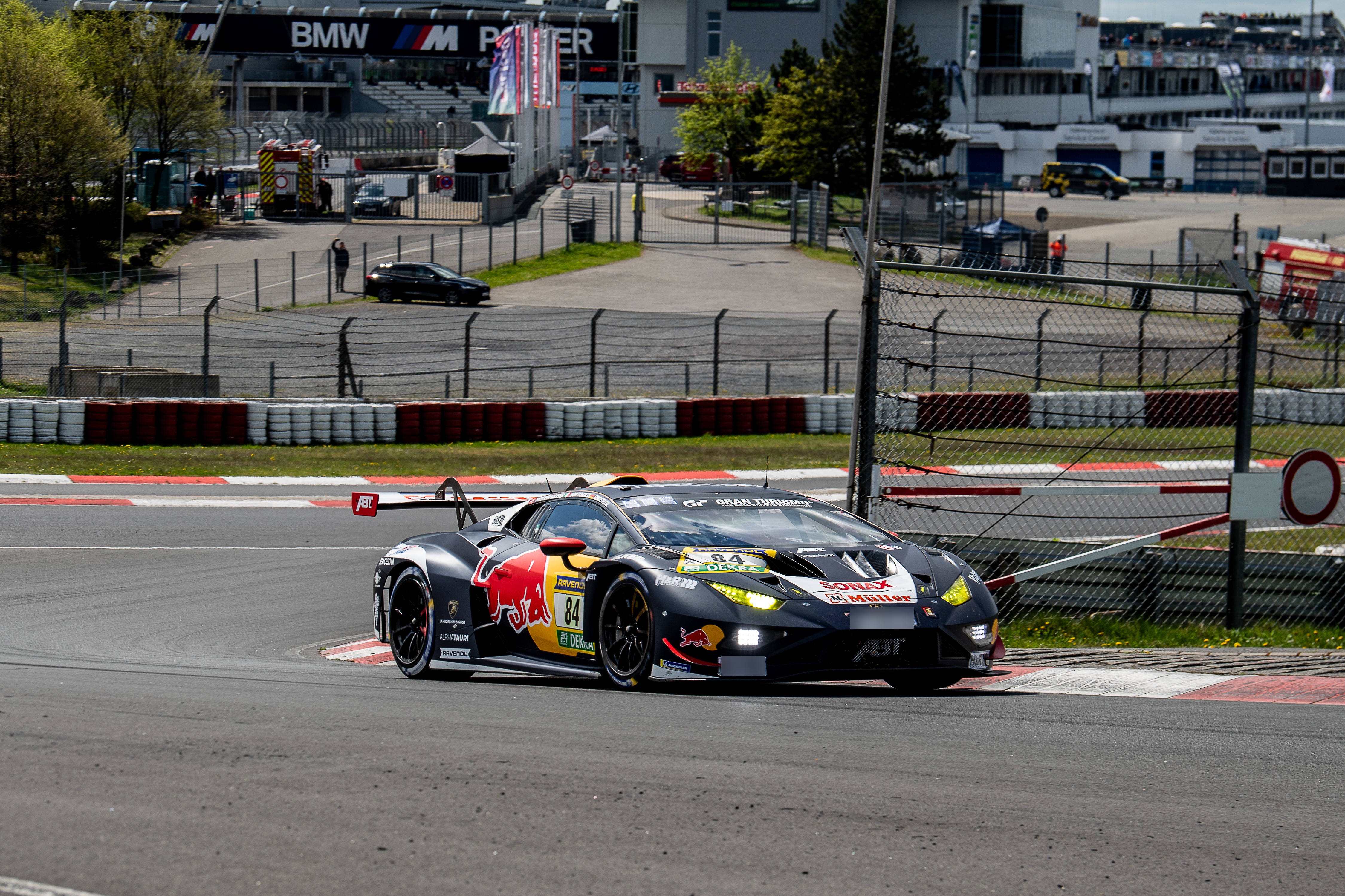 Red Bull Team ABT (#84) SP 9 PRO mit den Fahrern Luca Engstler (GER), Mirko Bortolotti (AUT), Patric Niederhauser (CHE). Das Fahrzeug fährt auf der Rennstrecke beim ADAC RAVENOL 24h Nürburgring Qualifiers 2026.