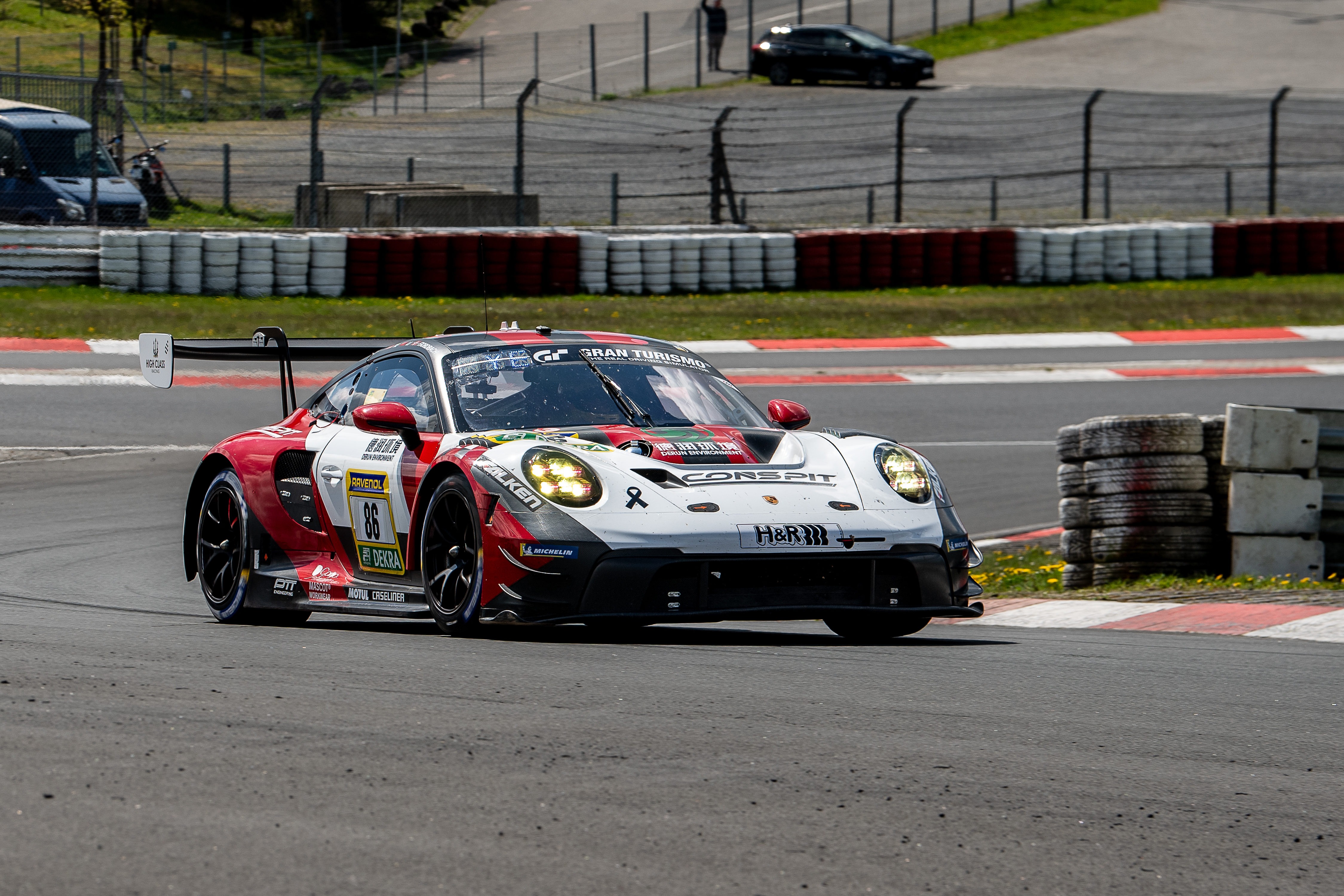 High Class Racing SP 9 PRO-AM (#86) mit den Fahrern Kerong Li (USA), Anders Fjordbach (ESP), Hongli Ye (CHN). Das Fahrzeug fährt auf der Rennstrecke beim ADAC RAVENOL 24h Nürburgring Qualifiers 2026.