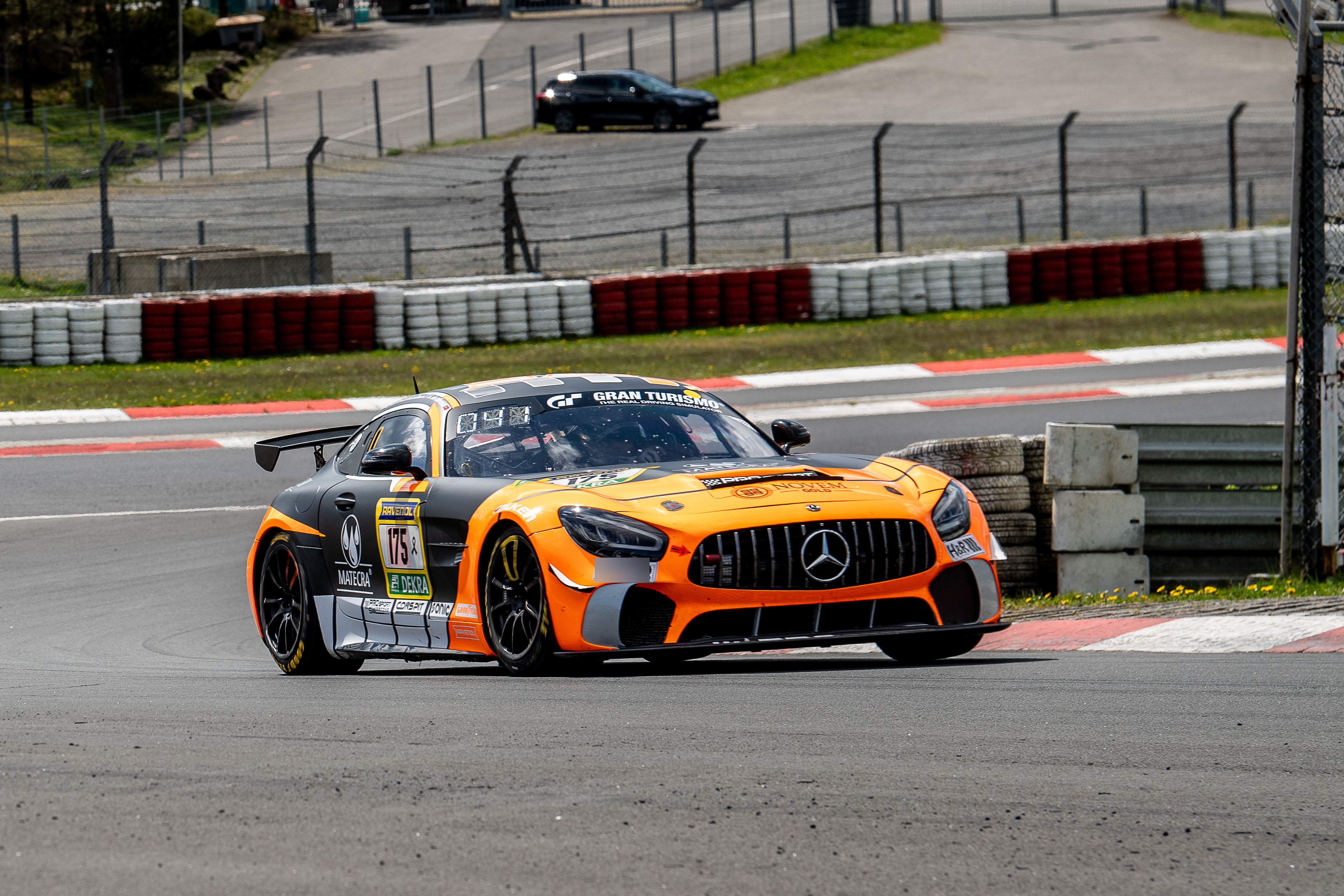 PROsport racing SP 10 AM (#175) mit den Fahrern Chris Lulham (GBR), Guilherme de Oliveira Vila Nova De (PRT), Carsten Kautz (GER), Gustav Bard (SWE). Der orange-schwarze Mercedes-AMG mit der Startnummer 175 fährt auf der Rennstrecke.