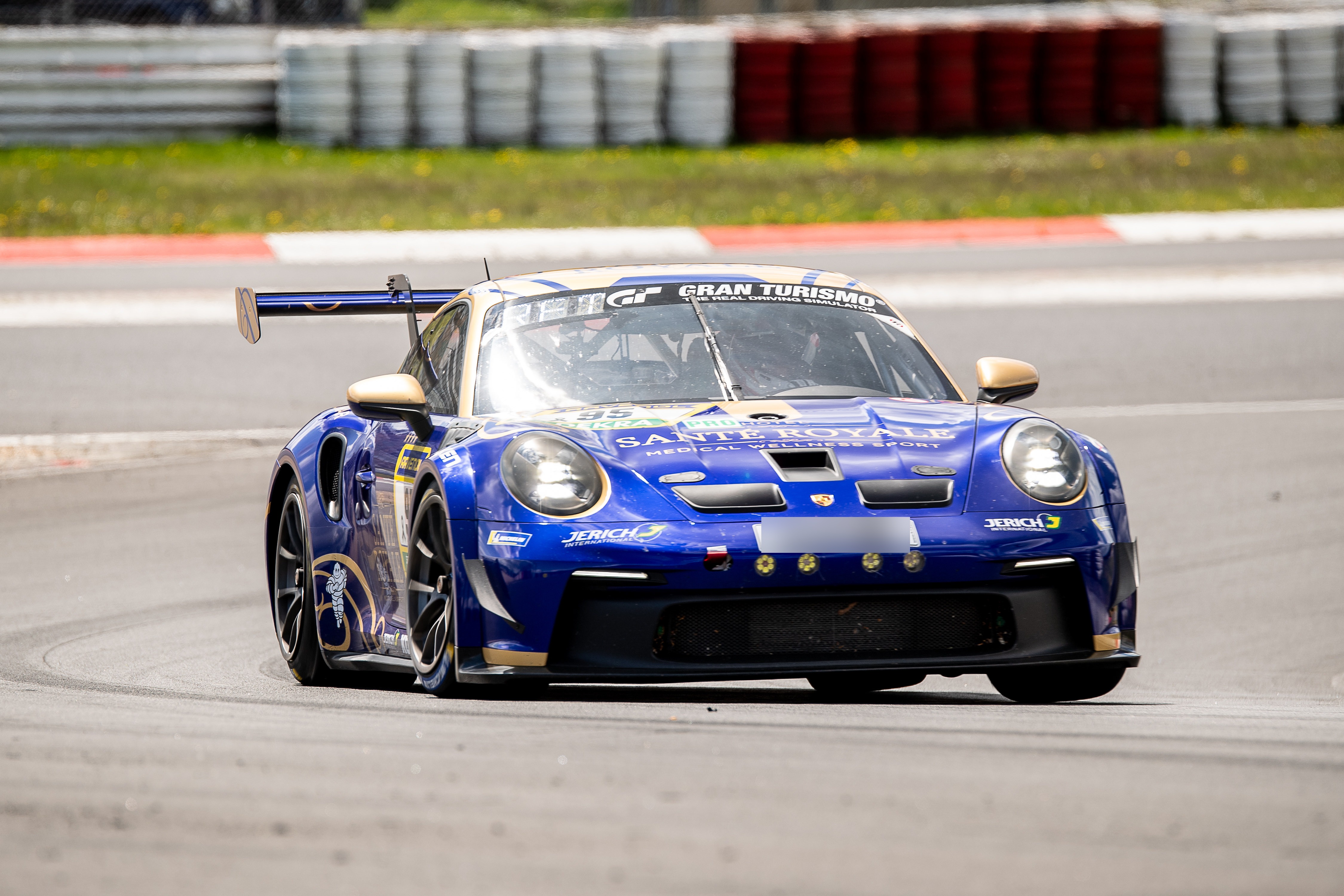 Sante Royale Racing Team Cup 2 PRO (#95) mit den Fahrern Stefan Kiefer (GER), Marius Kiefer (GER), David Kiefer (GER), Luca Rettenbacher (AUT). Ein blauer Porsche 911 GT3 Cup mit der Startnummer 95 auf der Rennstrecke während der ADAC 24h Nürburgring Qualifiers.