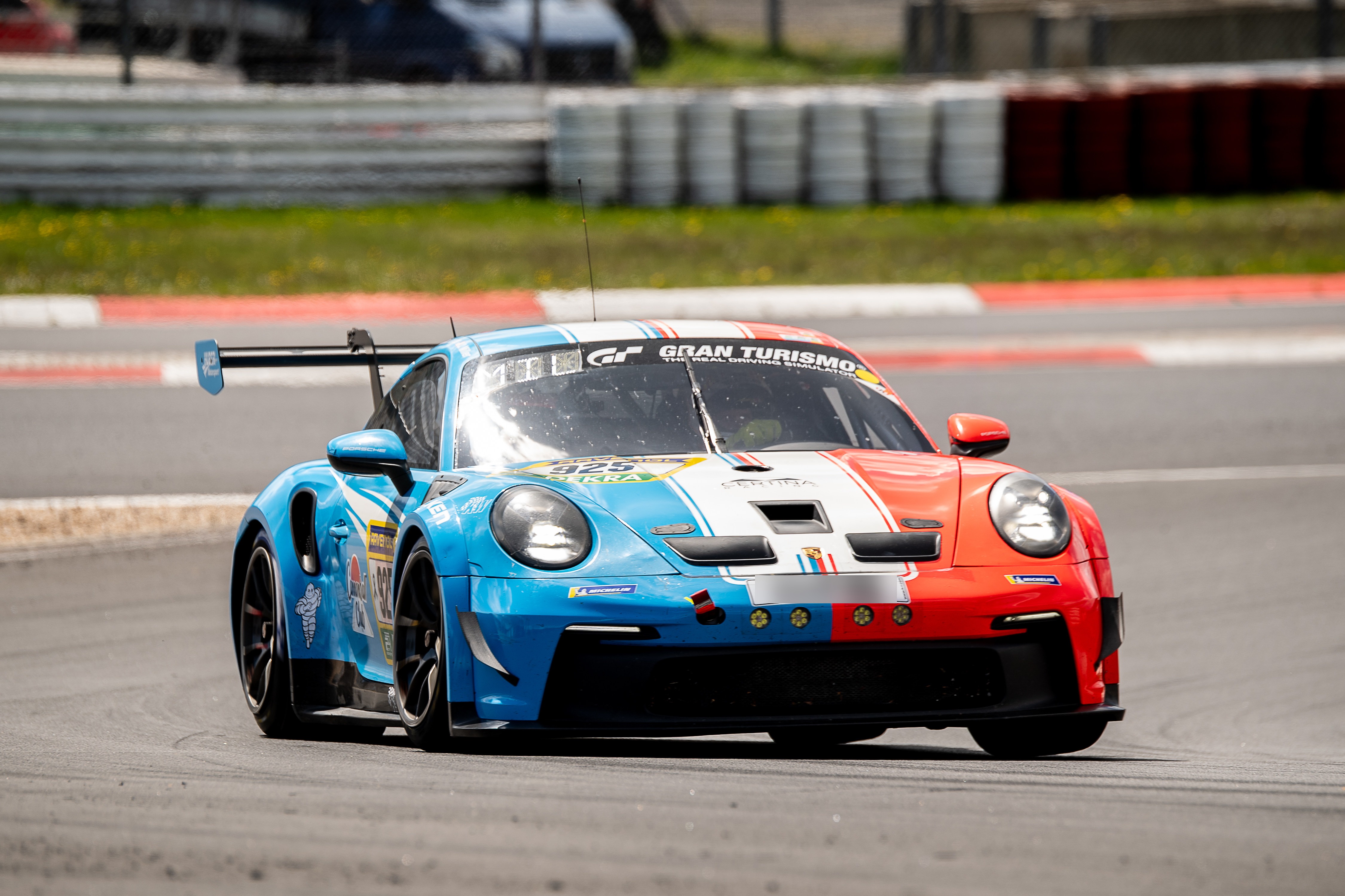 Huber Motorsport Cup 2 PRO (#925) mit den Fahrern Jon Miller (USA), Jaden Lander New (USA), Jake Walker (USA). Ein Porsche 911 GT3 R mit der Startnummer 925 fährt auf der Rennstrecke während der ADAC 24h Nürburgring Qualifiers.