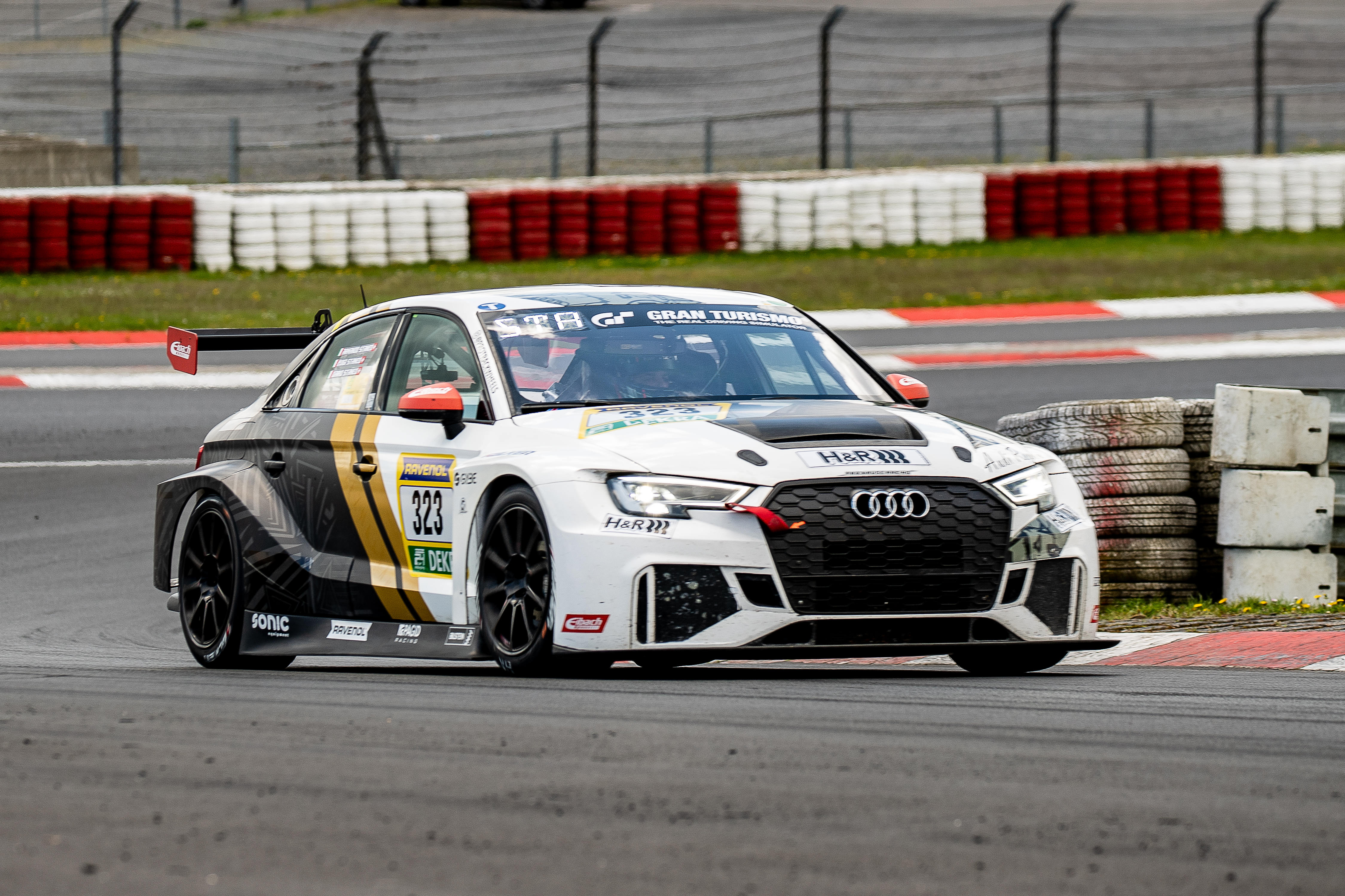 Autohaus Winterthur GmbH SP 3T (#323) mit den Fahrern Armando Stanco (CHE), Dario Stanco (CHE). Ein Audi-Rennwagen mit der Startnummer 323 fährt auf der Rennstrecke während der ADAC 24h Nürburgring Qualifiers.