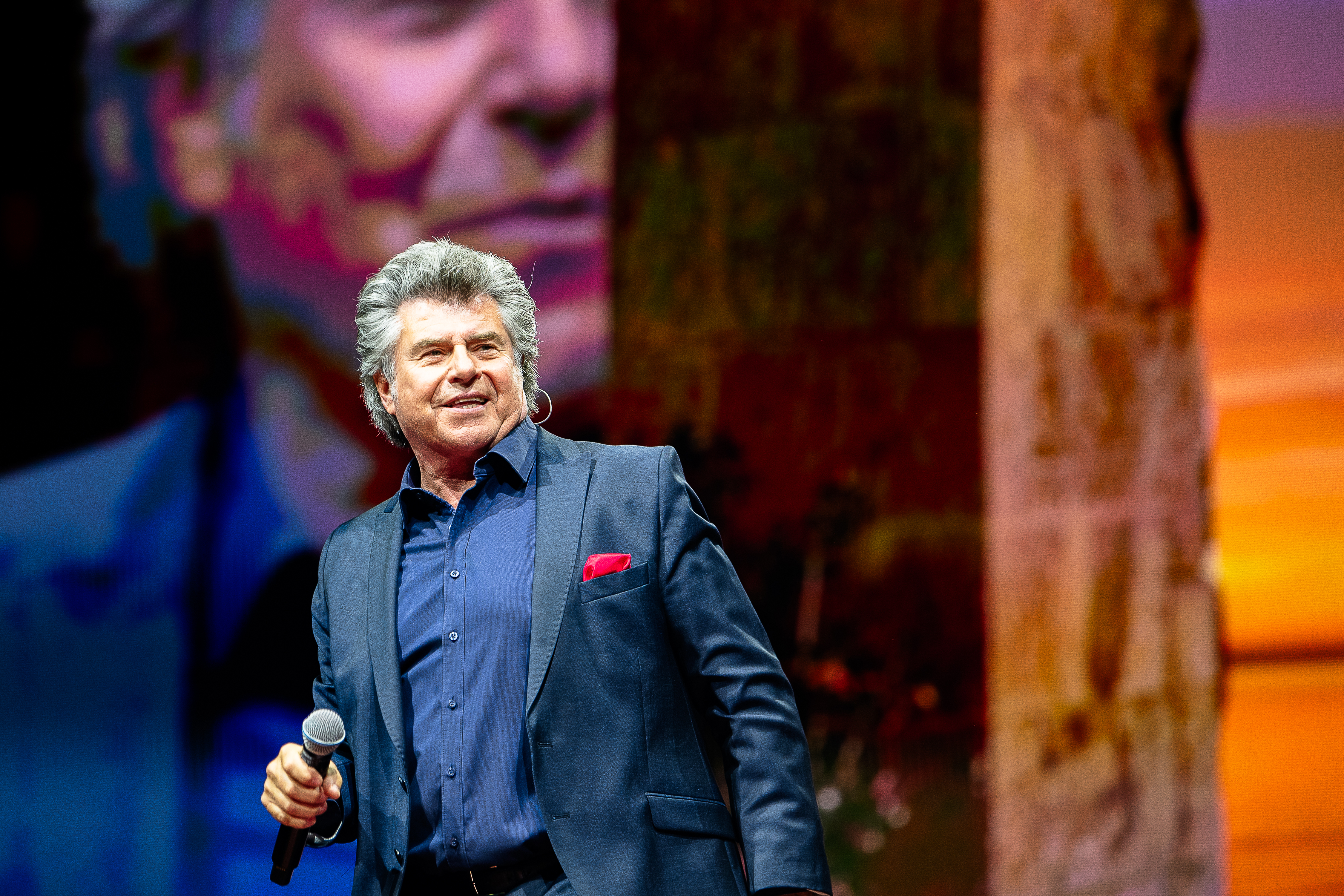 Andy Borg steht mit Mikrofon auf der Bühne und singt bei der Schlagernacht des Jahres 2026 in der Lanxess Arena Köln, Lanxess Arena