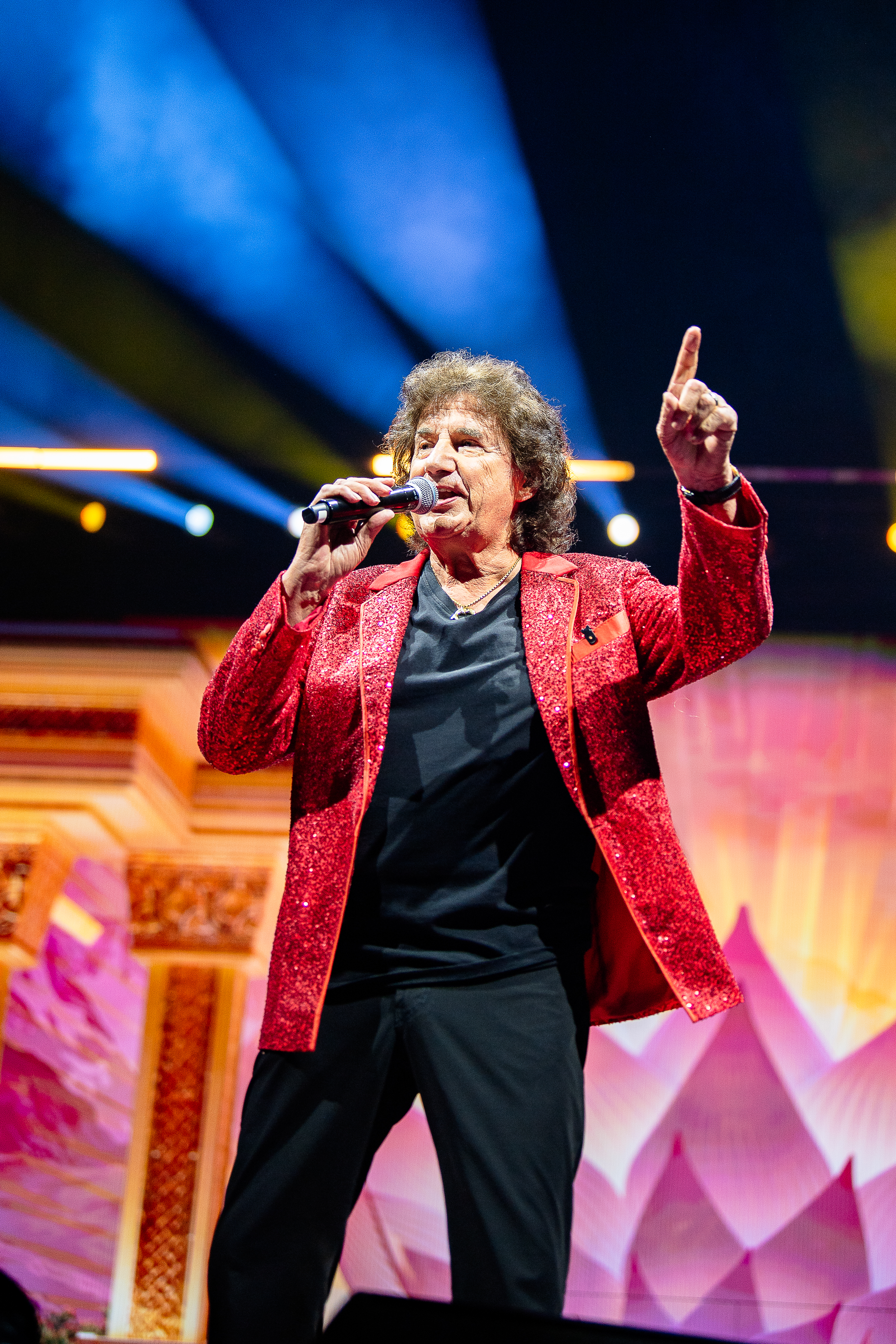 Olaf der Flipper singt mit Mikrofon und rotem Glitzer-Jackett auf der Bühne bei der Schlagernacht des Jahres 2026 in der LANXESS arena. Köln, Lanxess Arena, 09.05.2026