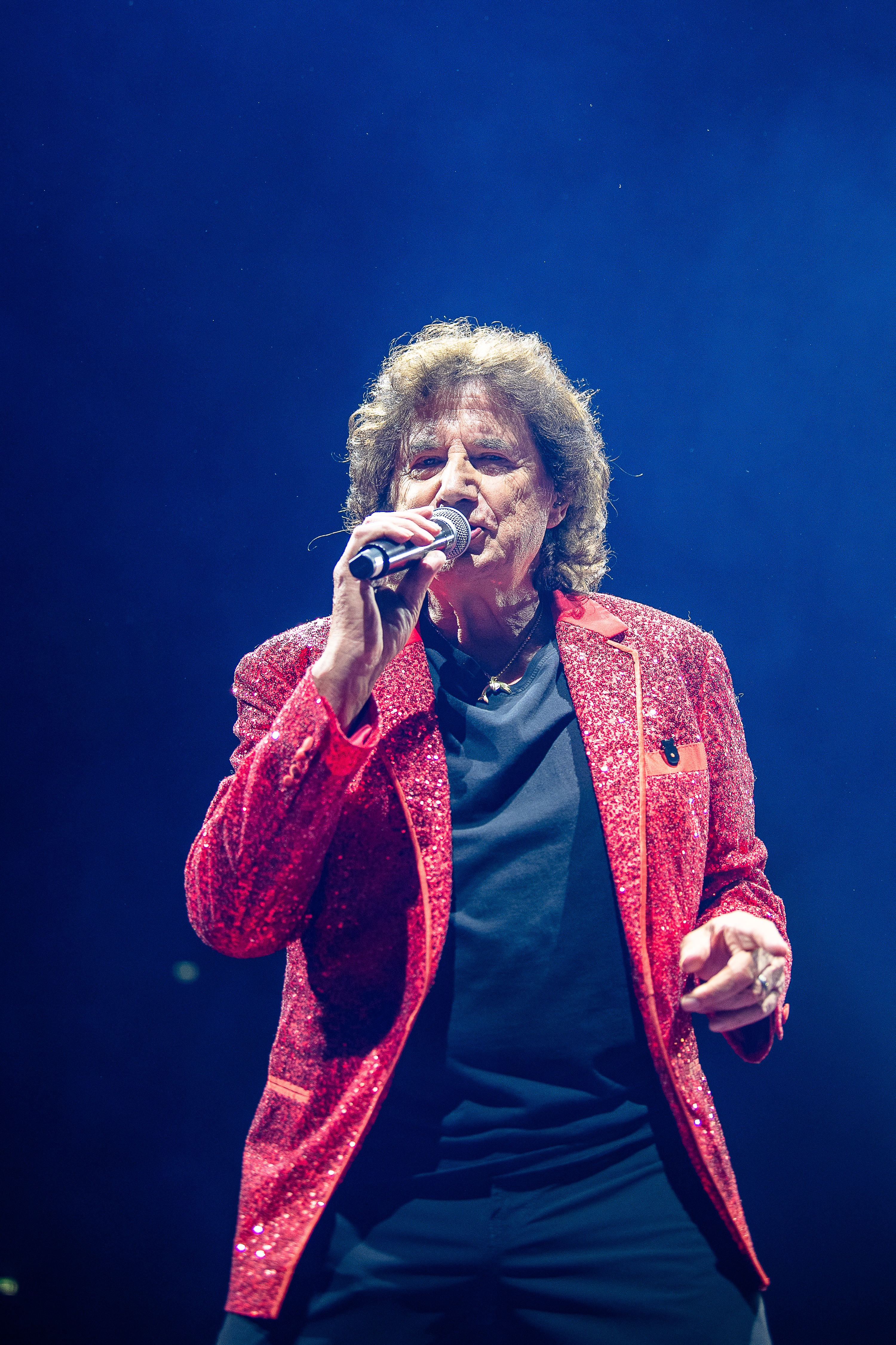 Olaf der Flipper singt in rotem Glitzerjackett bei der Schlagernacht des Jahres 2026 vor dunklem Bühnenhintergrund. Köln, Lanxess Arena, 09.05.2026