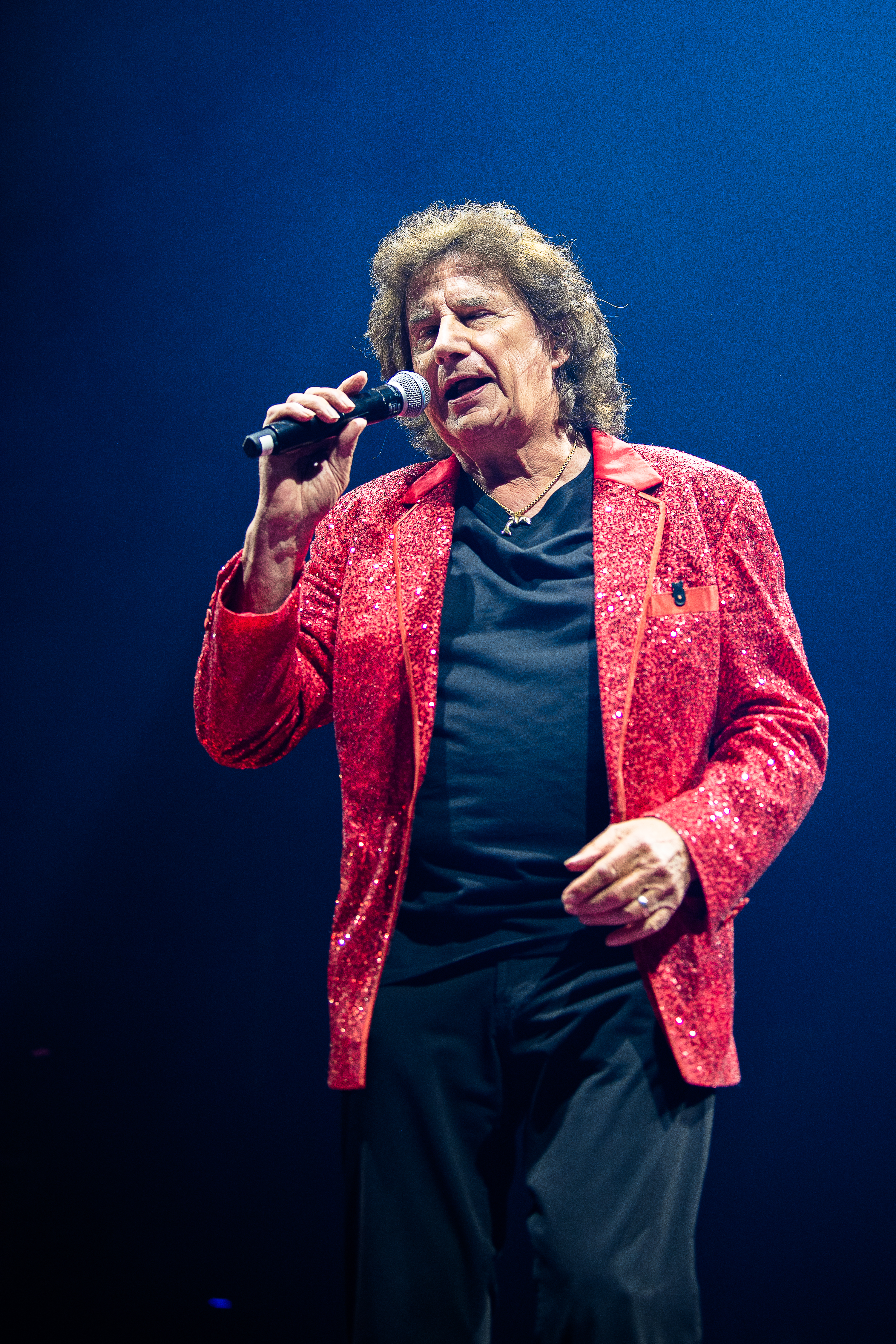 Olaf der Flipper steht während der Schlagernacht des Jahres 2026 in der Kölner LANXESS arena auf der Bühne und hält ein Mikrofon in der Hand. Köln, Lanxess Arena, 09.05.2026