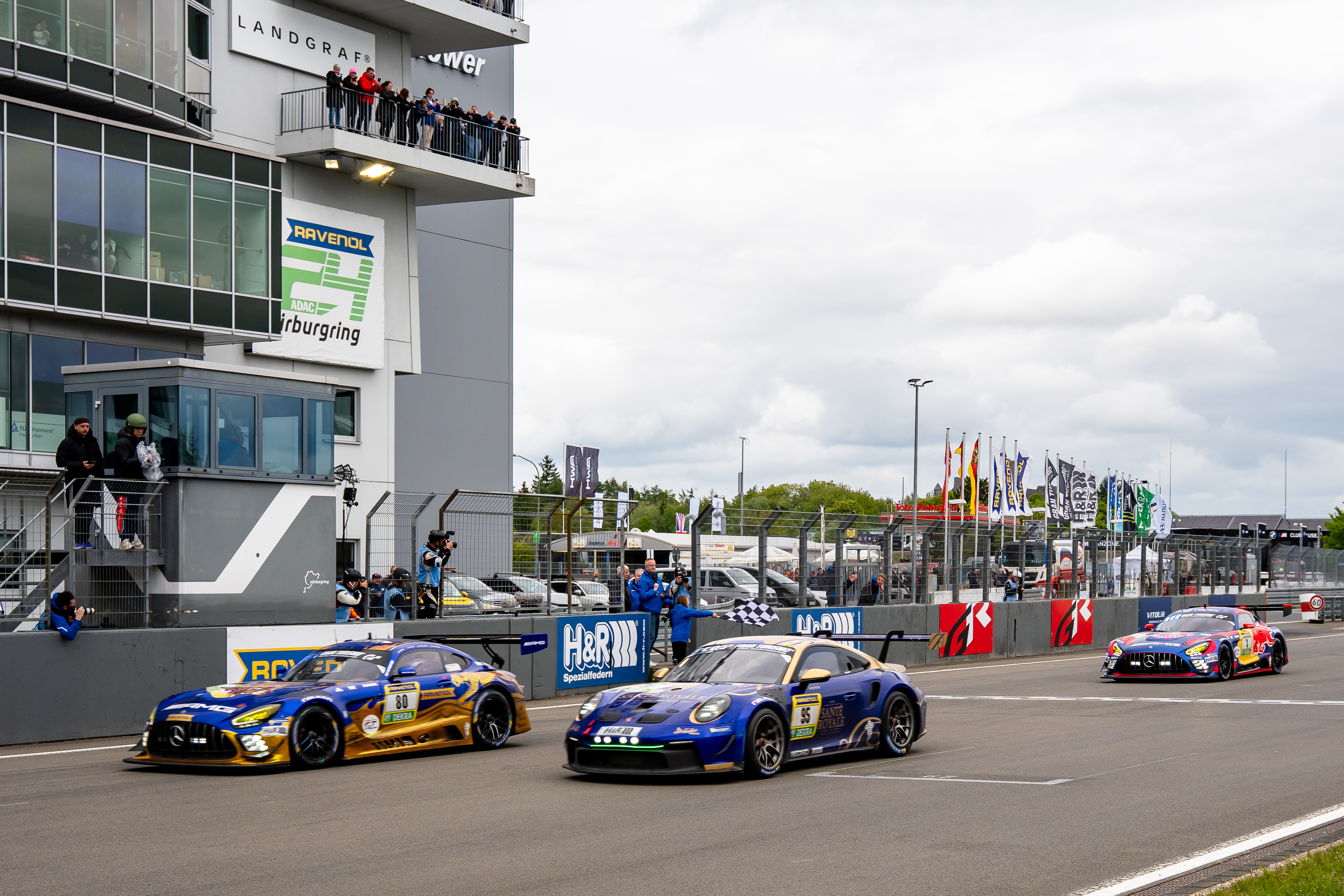 Mercedes-AMG Team RAVENOL SP 9 (#80) gewinnt das 24h Rennen 2026 am Nürburring
gemeinsam mit BLACK FALCON Team EAE SP 9 (#5) und Mercedes-AMG Team Verstappen Racing SP 9 (#3)beim Zieleinlauf