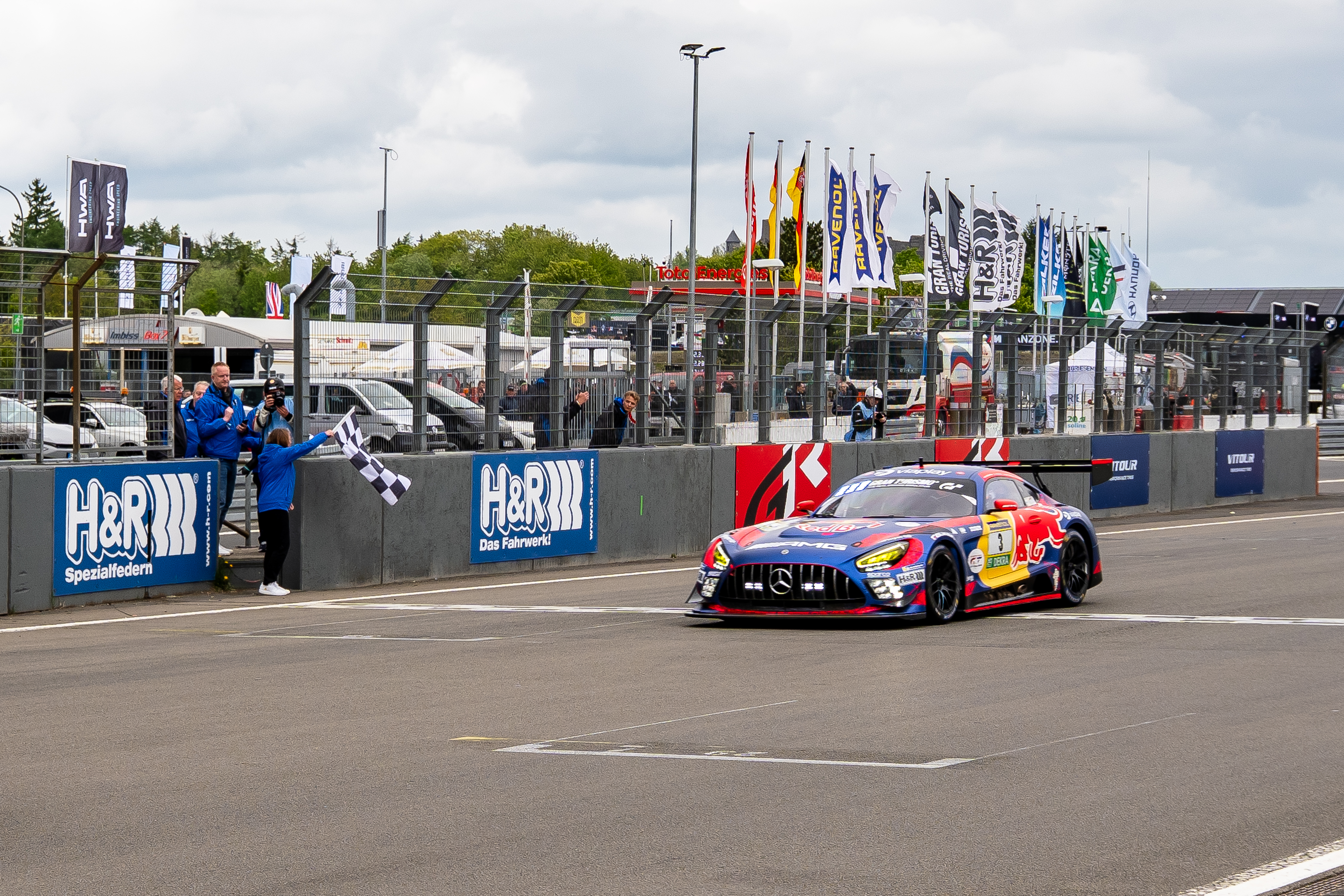 Der Mercedes-AMG GT3 des Mercedes-AMG Team Verstappen Racing mit der Startnummer 3 fährt beim ADAC RAVENOL 24h Nürburgring 2026 über die Ziellinie.