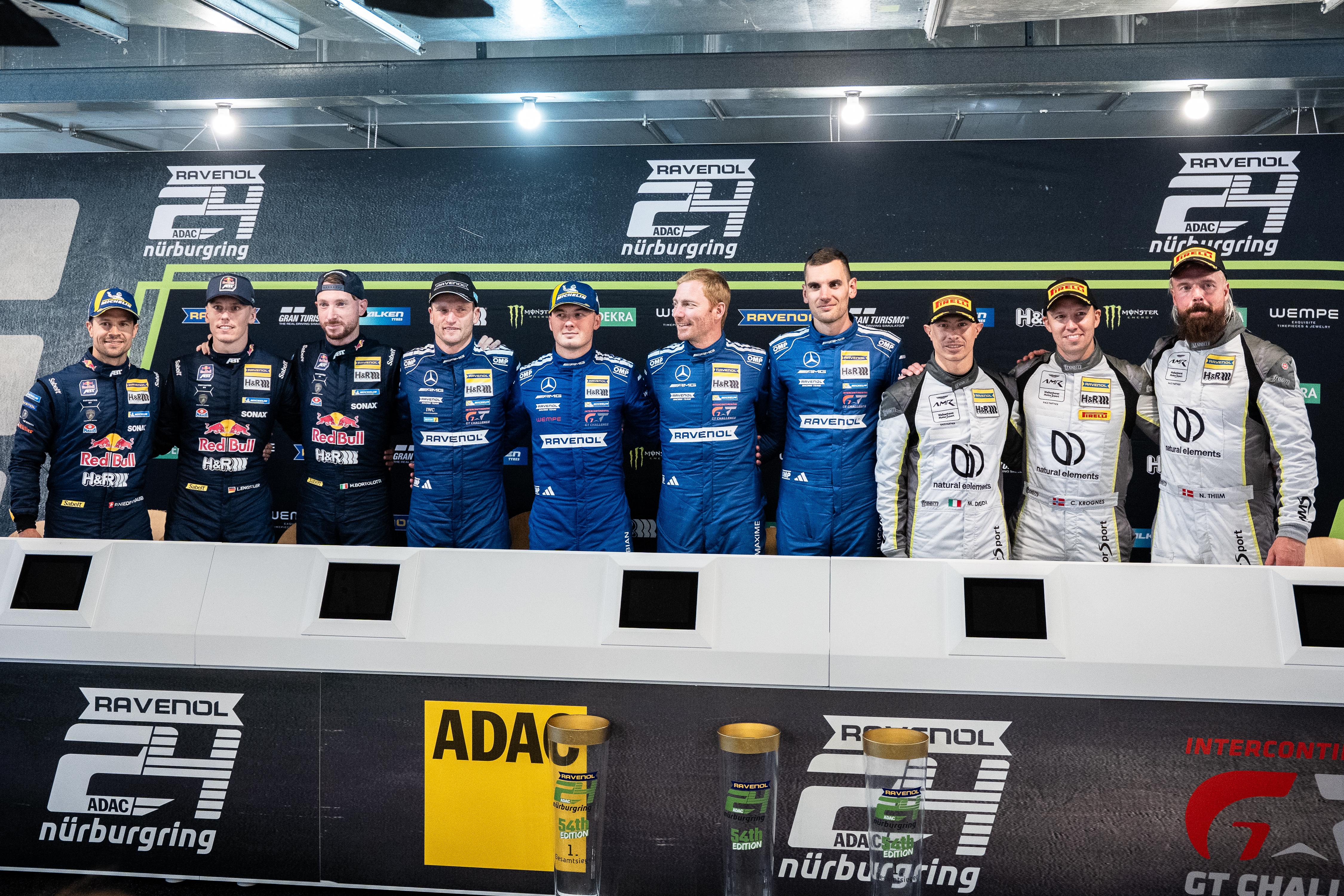 Die siegreichen Fahrer und Teams des ADAC RAVENOL 24h Nürburgring 2026 posieren bei der Pressekonferenz im Pressebereich