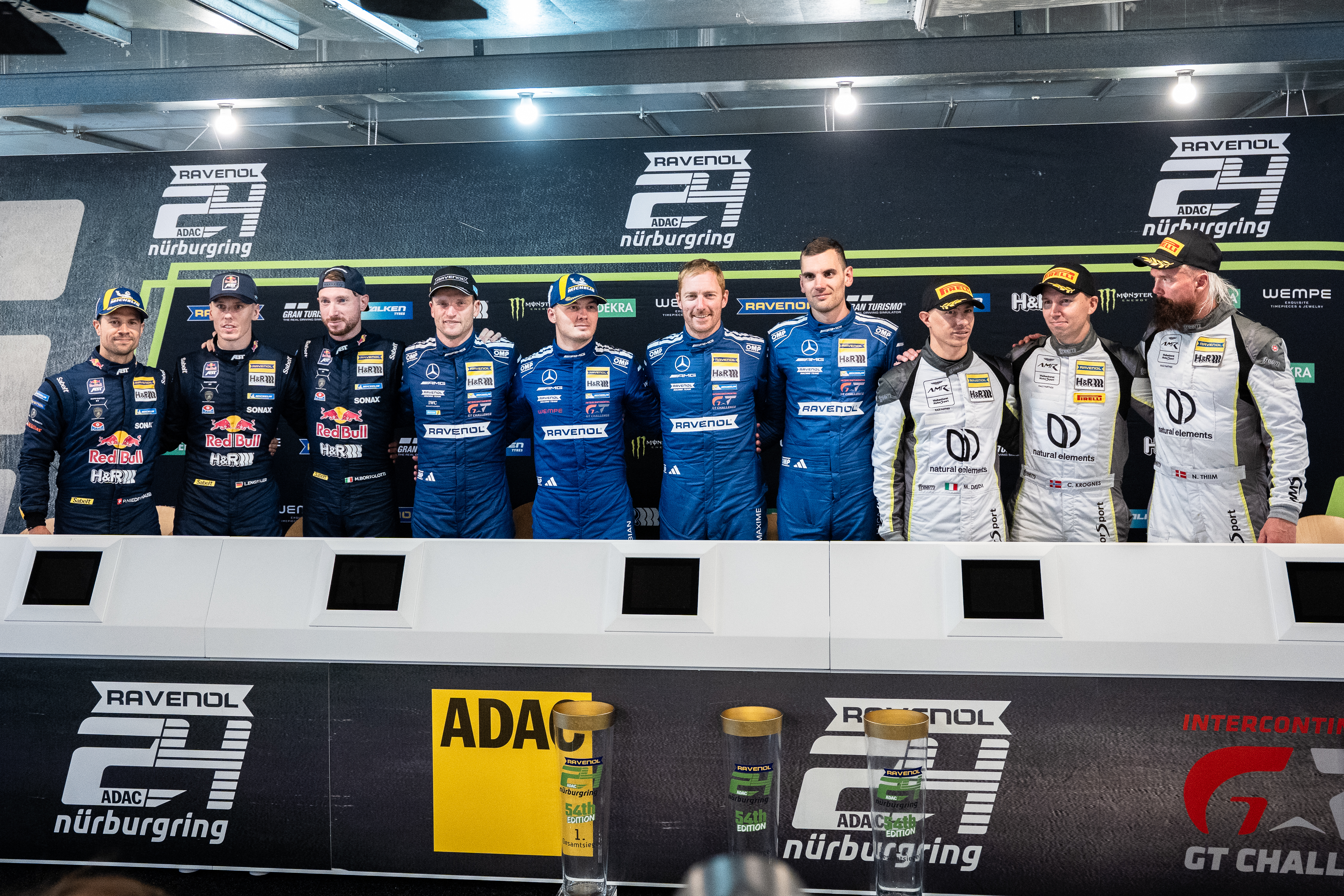 Mercedes-AMG Team RAVENOL (#80) SP 9. Das Fahrzeug fährt auf der Rennstrecke beim ADAC RAVENOL 24h Nürburgring 2026.