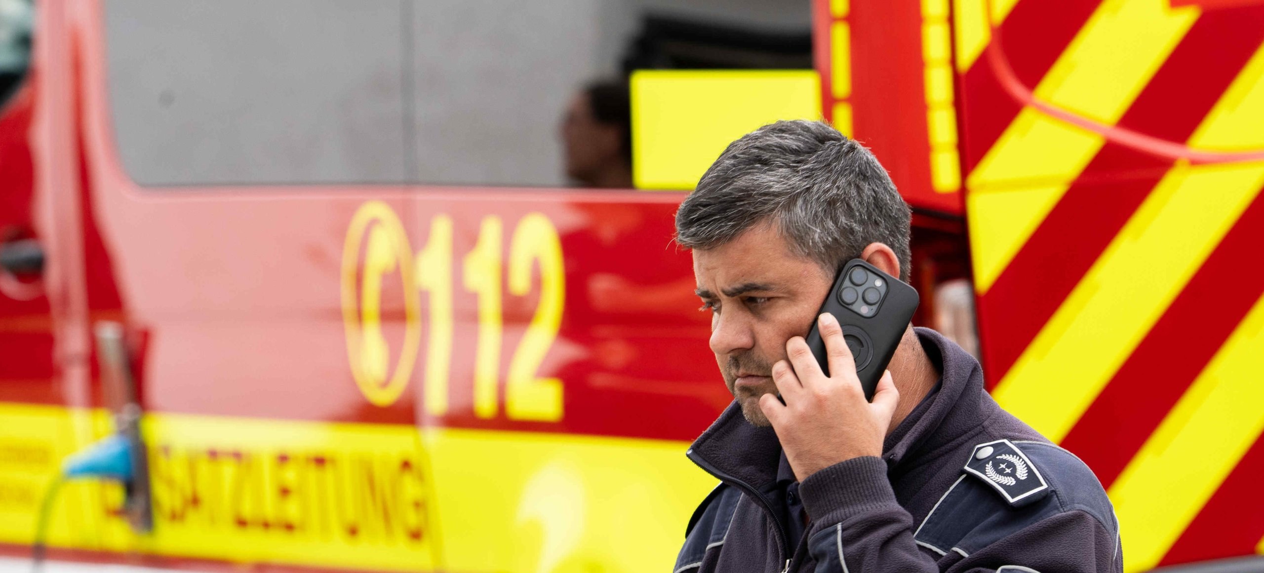 Feuerwehrleiter Philipp Krüger vor dem Einsatzleitwagen in Monschau-Kalterherberg, August 2026 – Fotojournalismus Alexander Franz