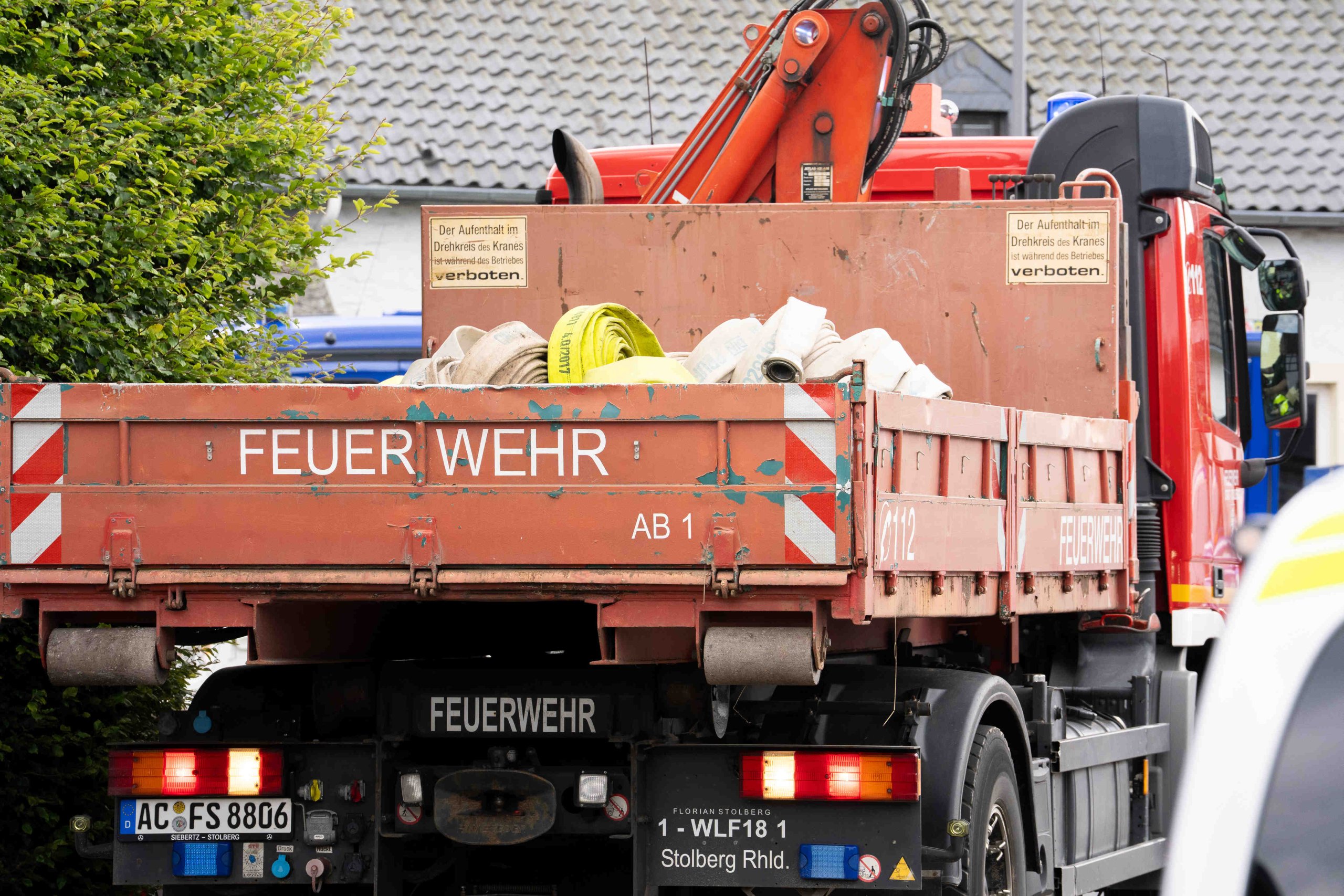 Wechselladerfahrzeug mit Schlauchmaterial beim Rückbau der Einsatzstelle in Kalterherberg, August 2026 – Foto Alexander Franz