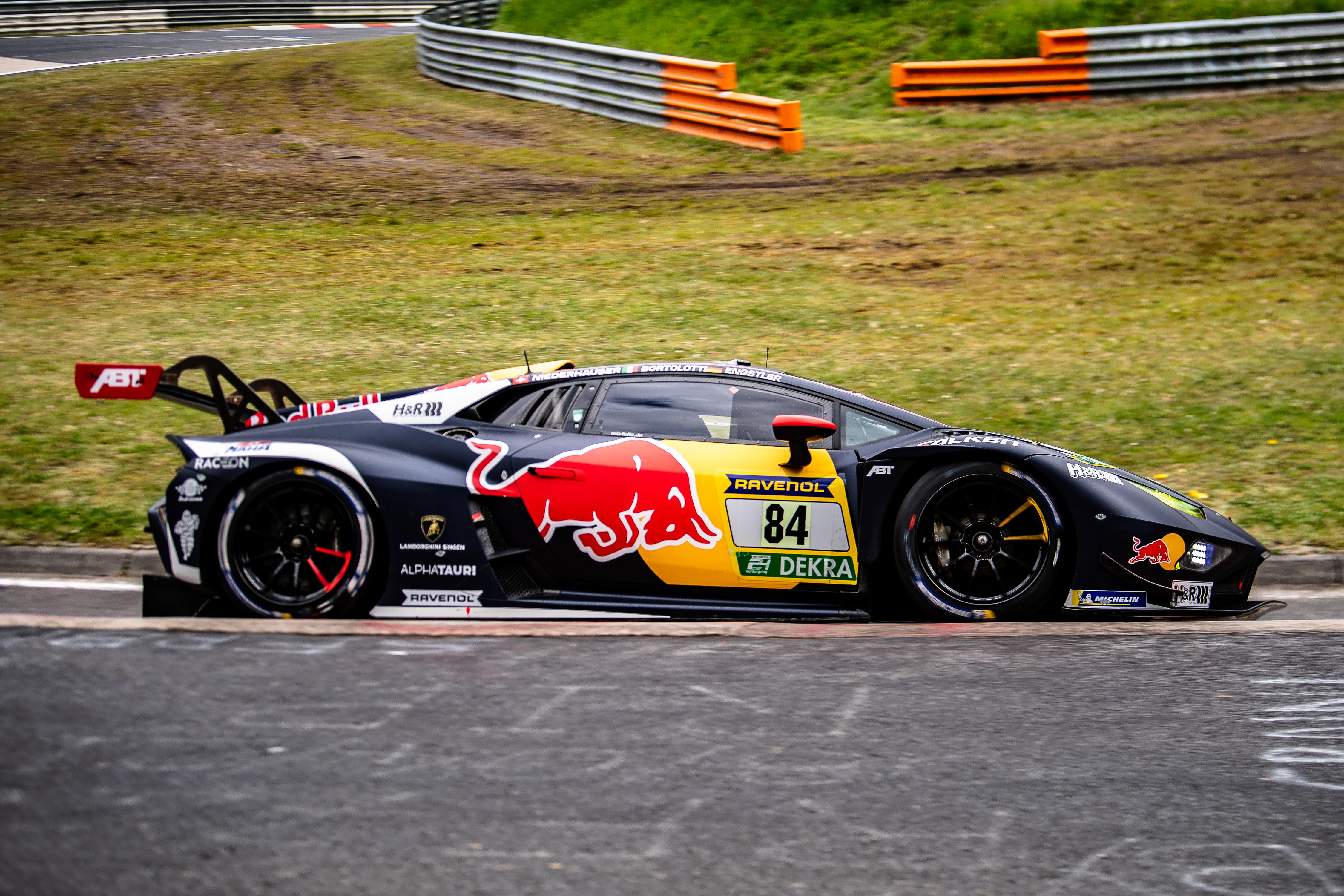 Red Bull Team ABT (#84) SP 9. Der Lamborghini Huracan GT3 EVO2 mit der Startnummer (84) in Rennlackierung von Red Bull und Ravenol fährt auf der Strecke am Nürburgring.