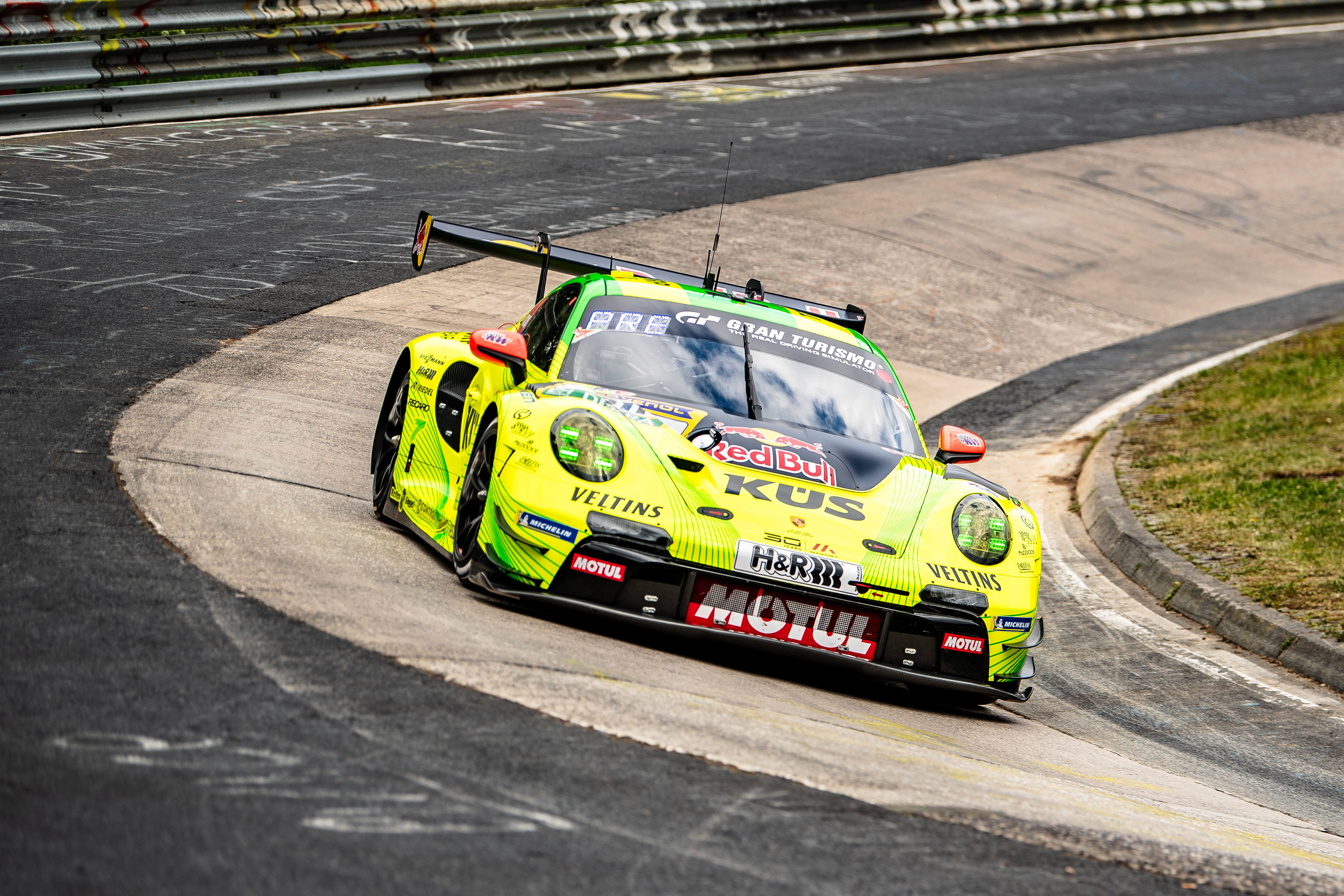Manthey (#911) SP 9. Das Fahrzeug fährt auf der Rennstrecke beim ADAC RAVENOL 24h Nürburgring GE Warm-up