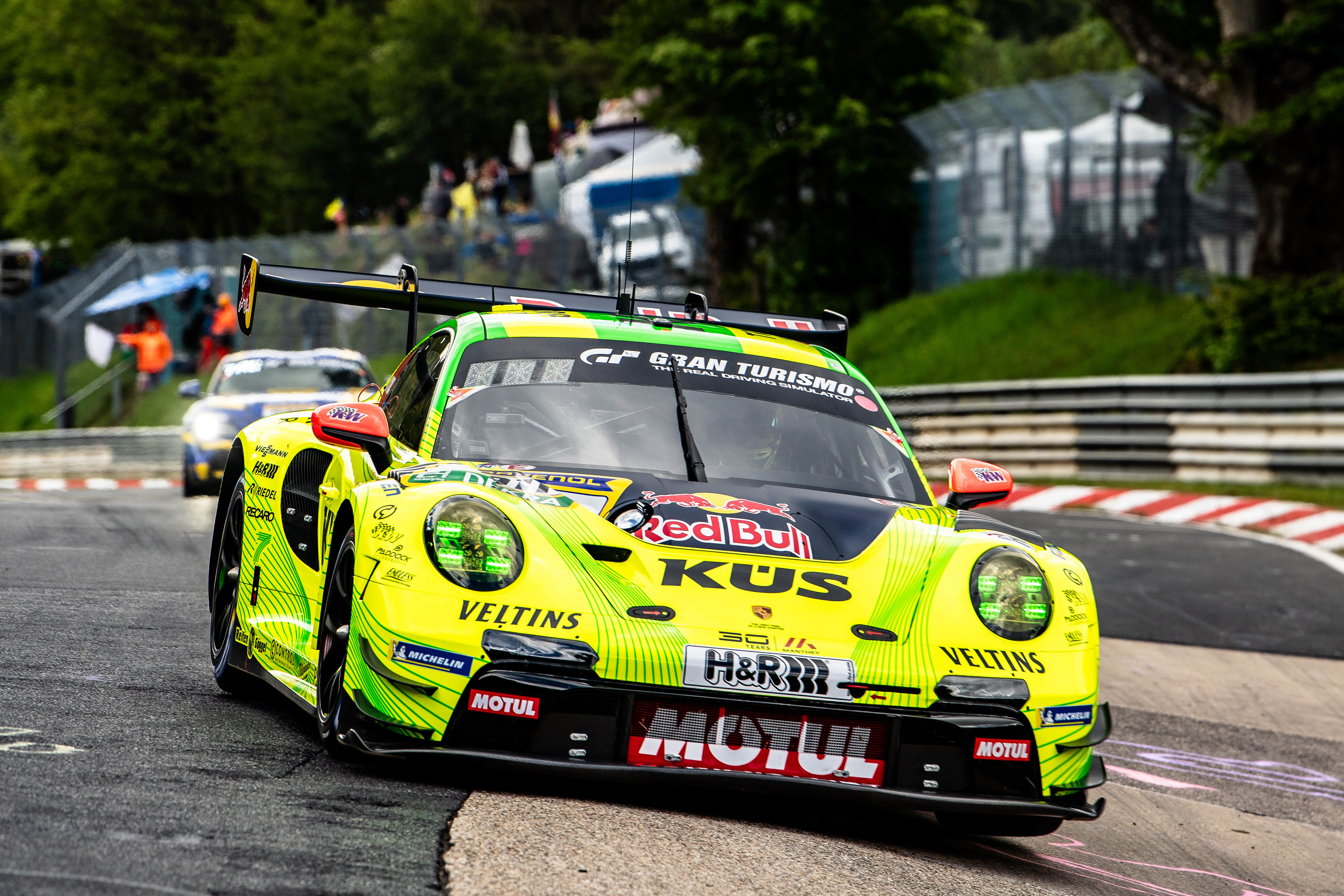 Manthey (#911) SP 9. fährt auf der Rennstrecke beim ADAC RAVENOL 24h Nürburgring 2026 Warm-up