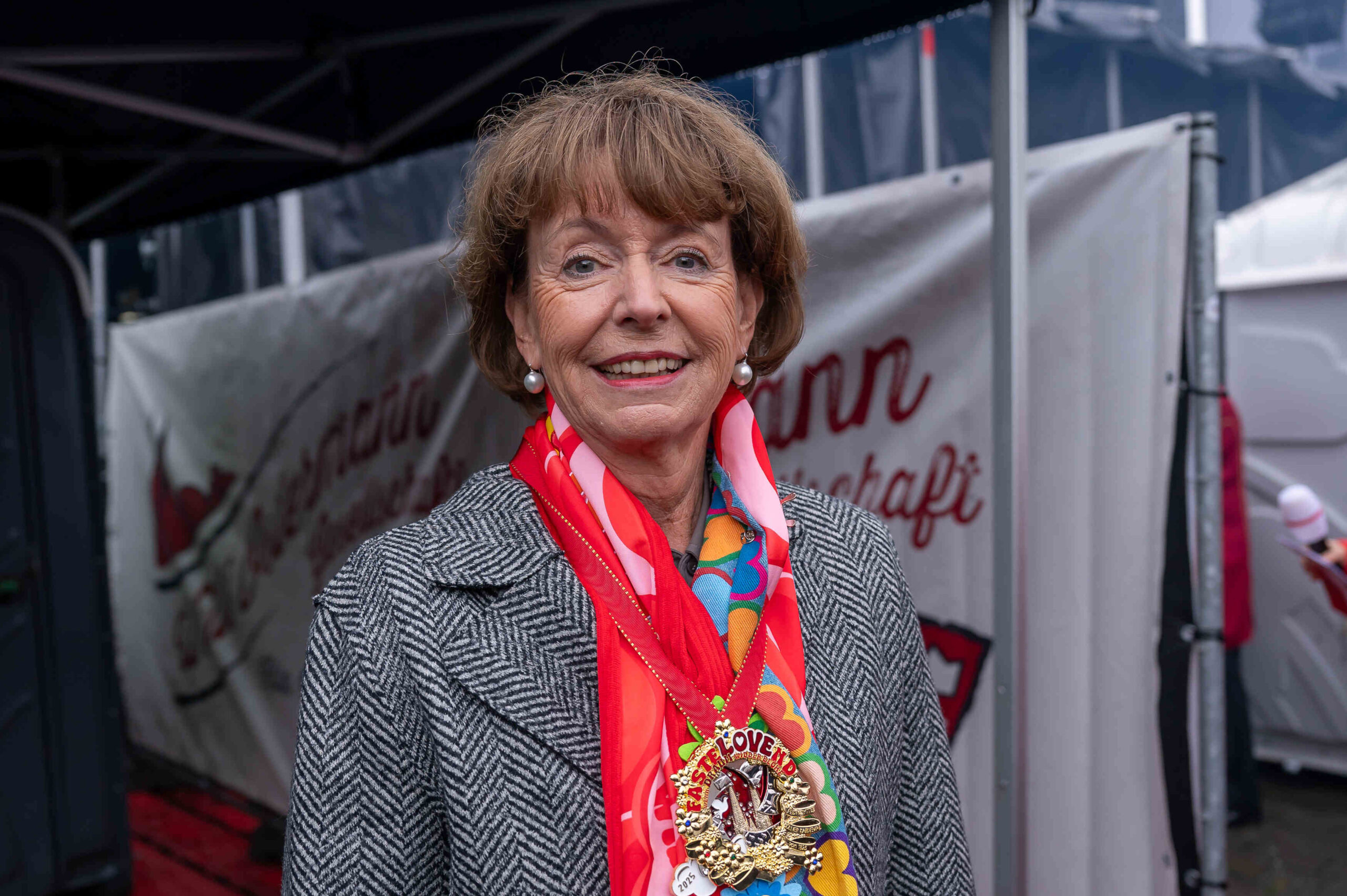 Henriette Reker (Oberbürgermeisterin von Köln) mit dem ersten Sessionsorden 2024/25 - 11.11. Sessionseröffnung Kölner Karneval 2024, 11.11.24, Heumarkt, Köln, Foto: Alexander Franz